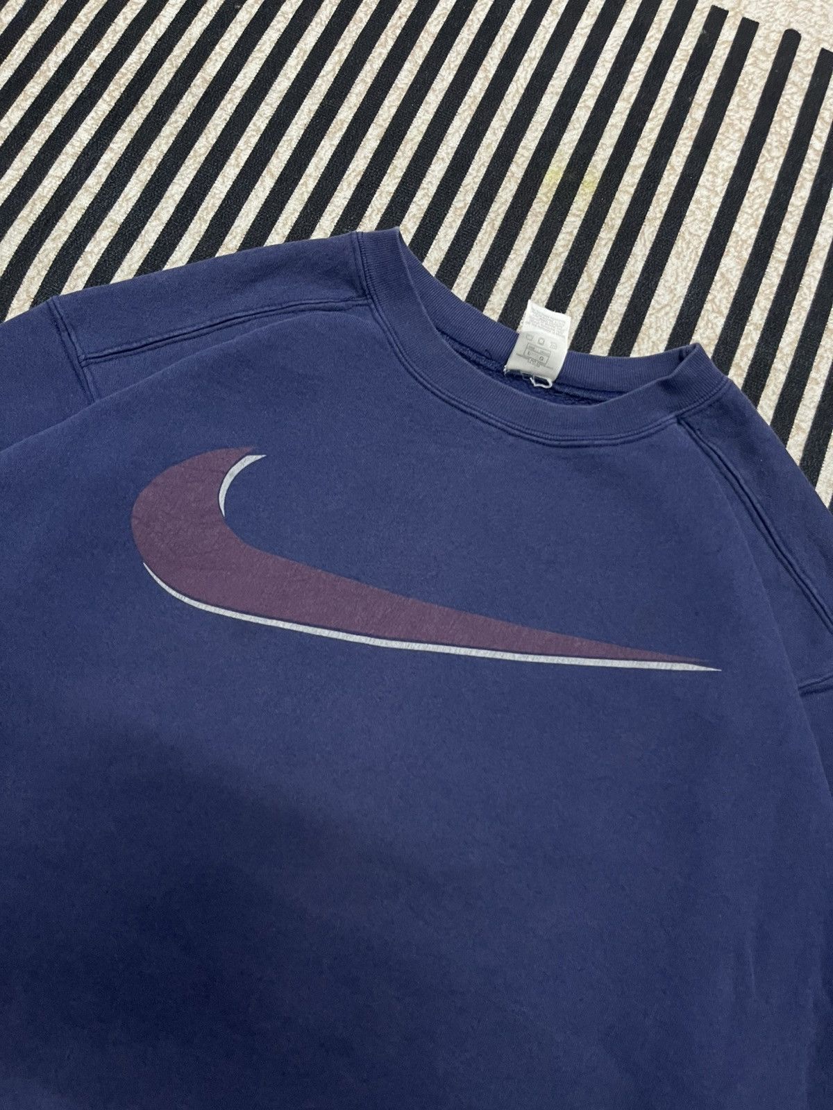 Nike 90s NIKE BIG SWOOSH SWEATSHIRT NICELY FADED Size US L / EU 52-54 / 3 - 6 Thumbnail