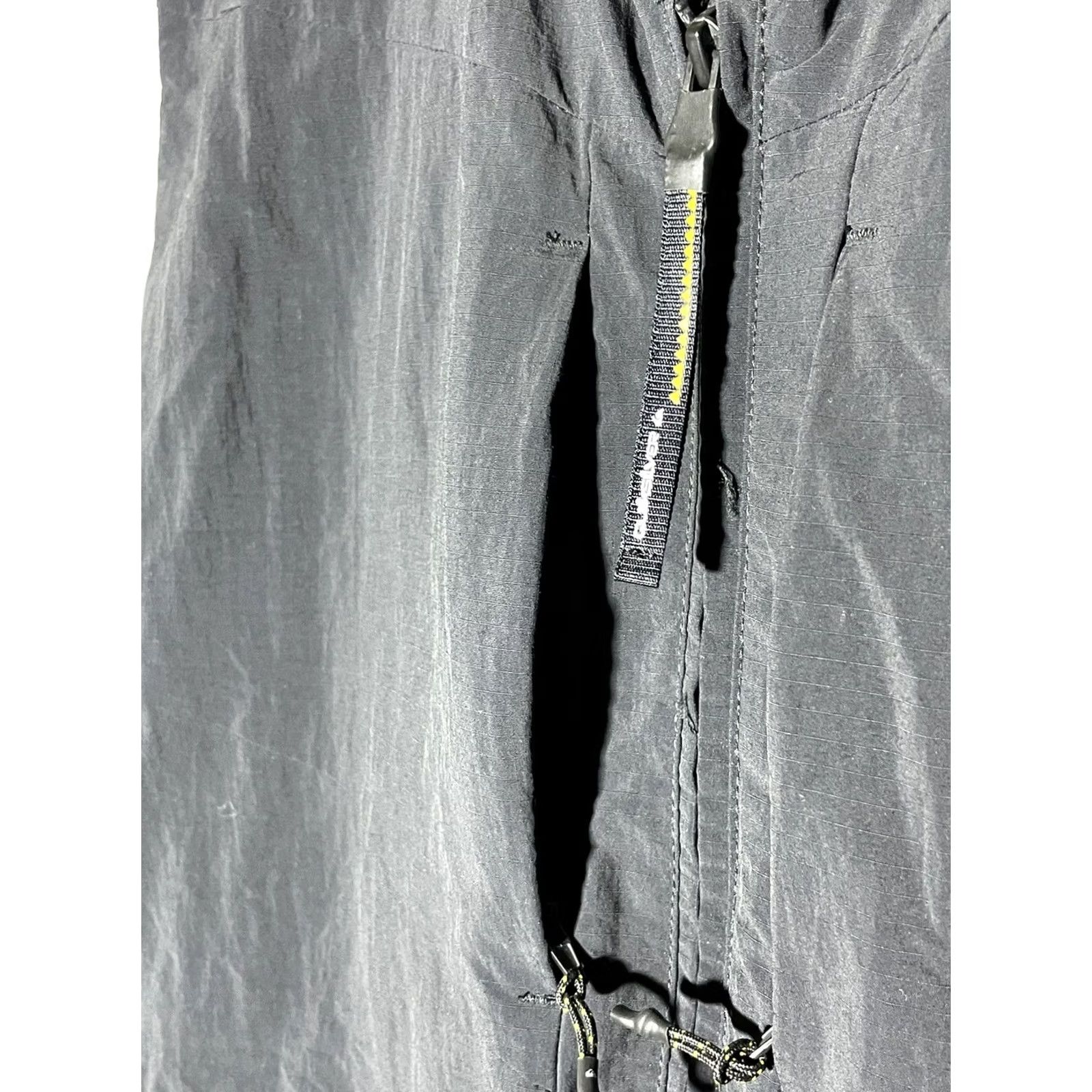 Quiksilver Quiksilver Nylon Y2k Streetwear Style Multi Pocket Sleeveless Jacket XL Black Casual Surf Streetwear Mens Jacket Size US XL / EU 56 / 4 - 6 Thumbnail