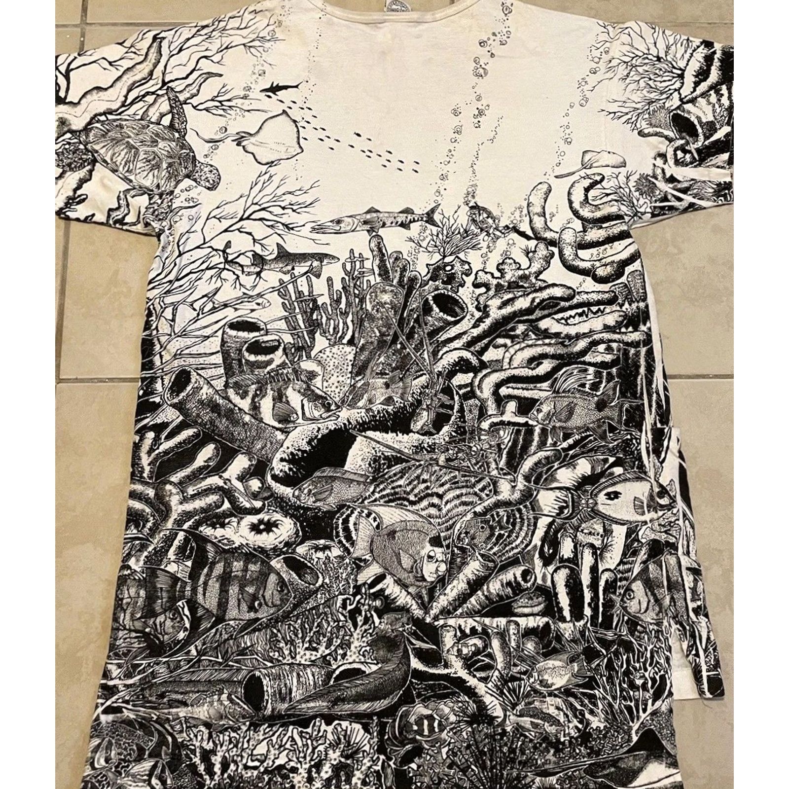 Vintage VINTAGE Puerto Rico Faded Abstract Art All Over Print T-Shirt Unisex Adults White One Size Short Sleeve Sleeping Shirt Beach Surf Fish Animal 90s Size US M / EU 48-50 / 2 - 2 Thumbnail