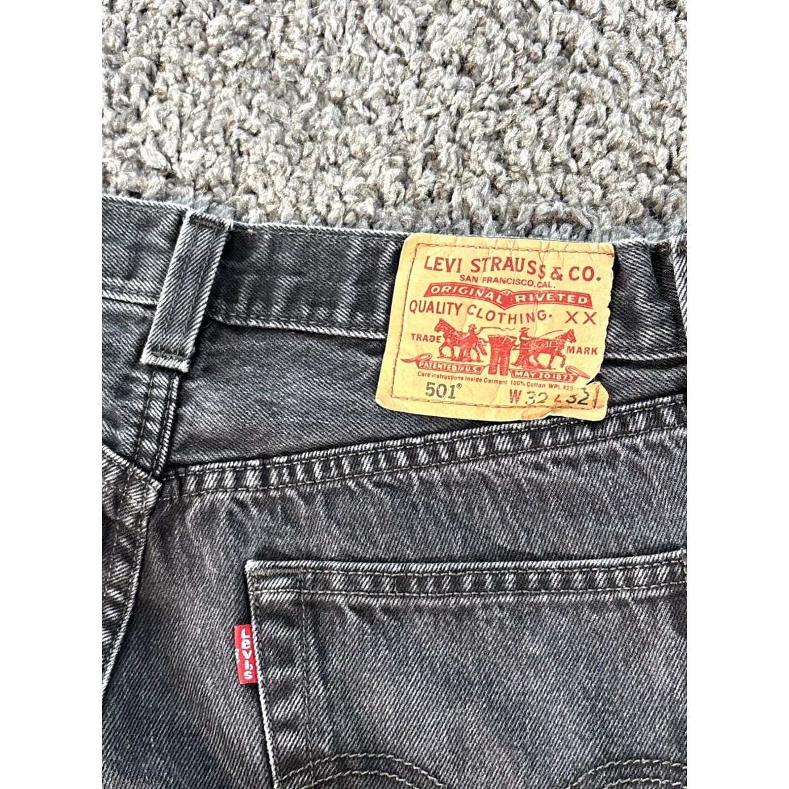 Denime VINTAGE Levi’s 501 Black Denim Jeans Men’s 30x28 1990s Dark Wash Button Fly Jeans Mens Size US 30 / EU 46 - 7 Thumbnail