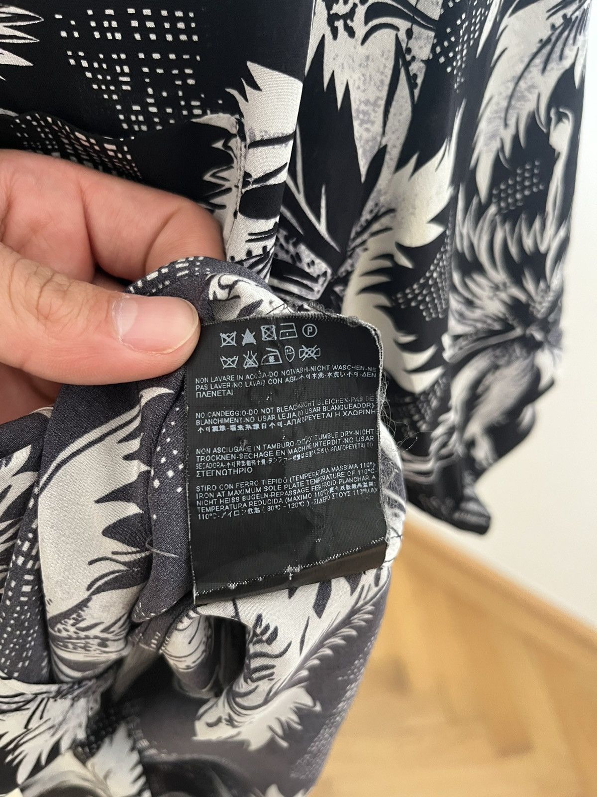 Saint Laurent Paris SS14 Shortsleeve Shirt in Black & White Floral Printed Silk Size US L / EU 52-54 / 3 - 12 Thumbnail