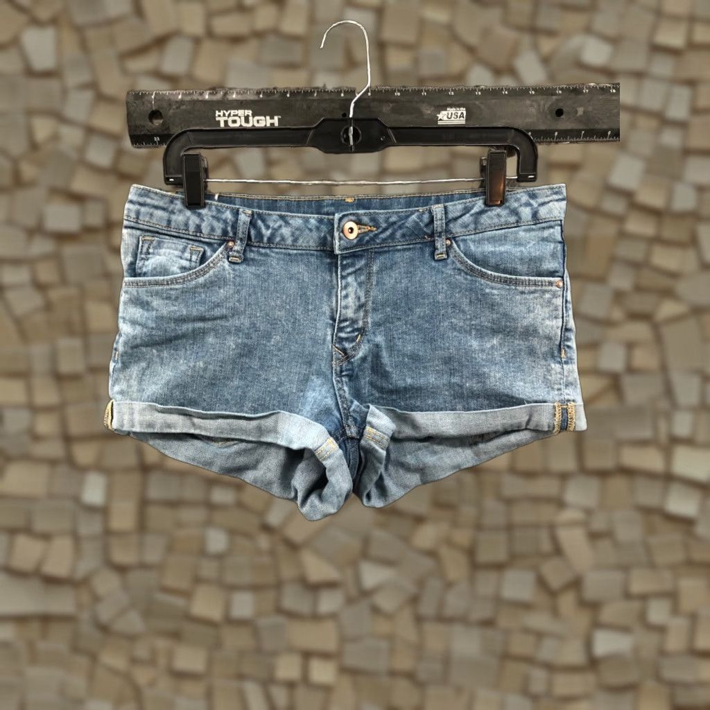 H&M **H&M Blue Denim Boyfriend Shorts Women's Size 6** User: H&M Blue Denim Boyfriend Shorts Women's Size 6 Size 28" / US 6 / IT 42 - 1 Thumbnail