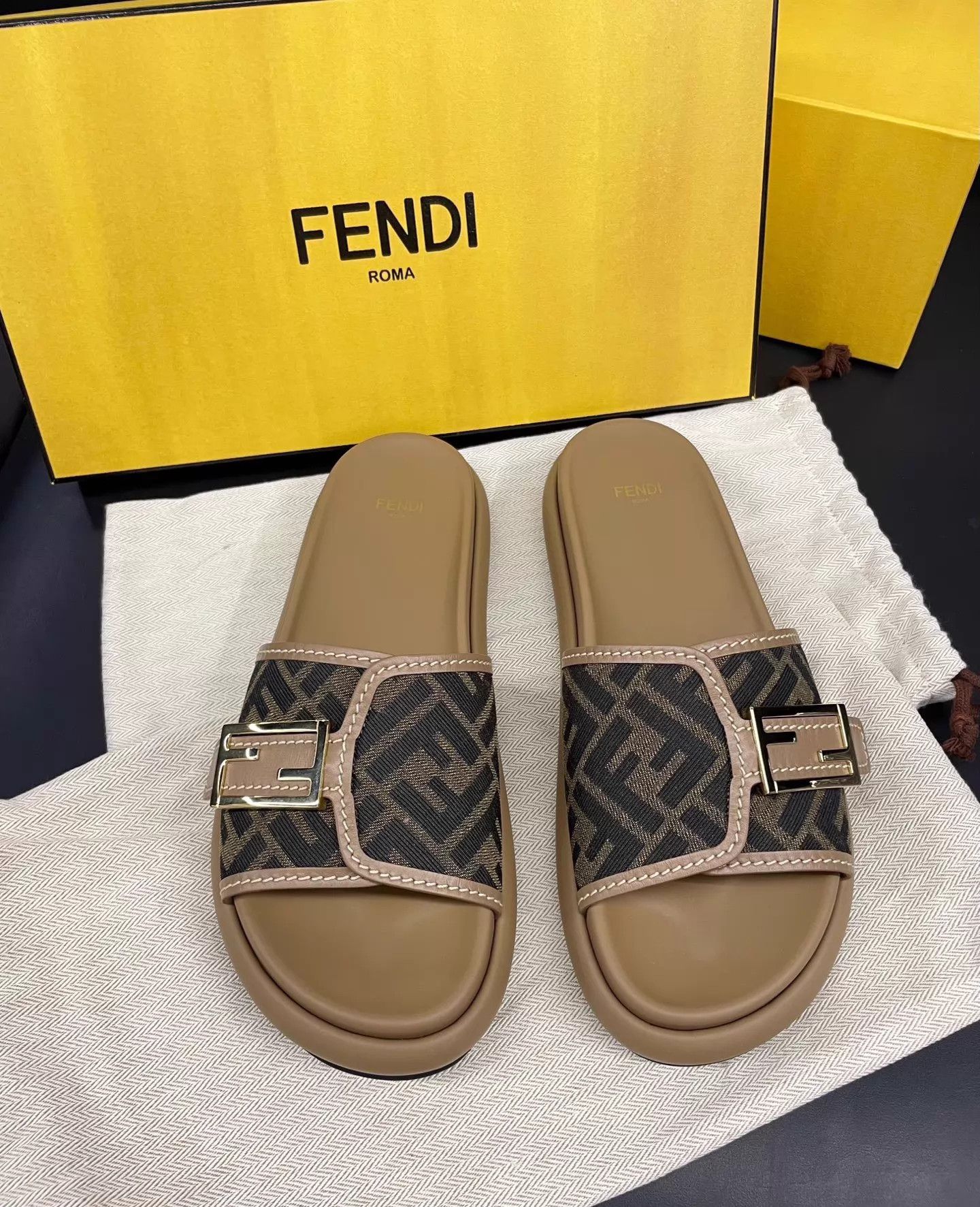 Fendi FENDI Wide Strap Logo Slide Sandal 39.5 Size US 9 / IT 39 - 1 Thumbnail