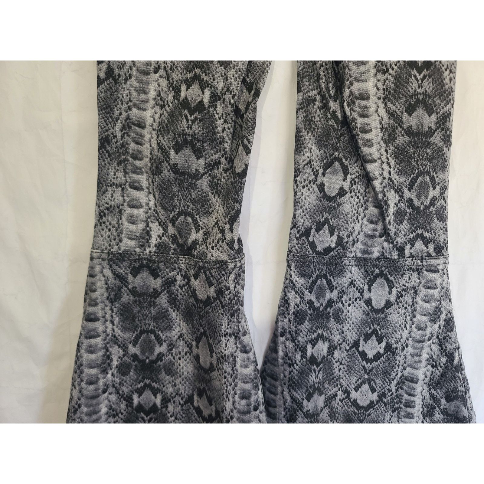 Free People We The Free Gray Just Float On Snake Flare Leg Jeans 25 X 32 Size 25" / US 0 / IT 36 - 8 Thumbnail