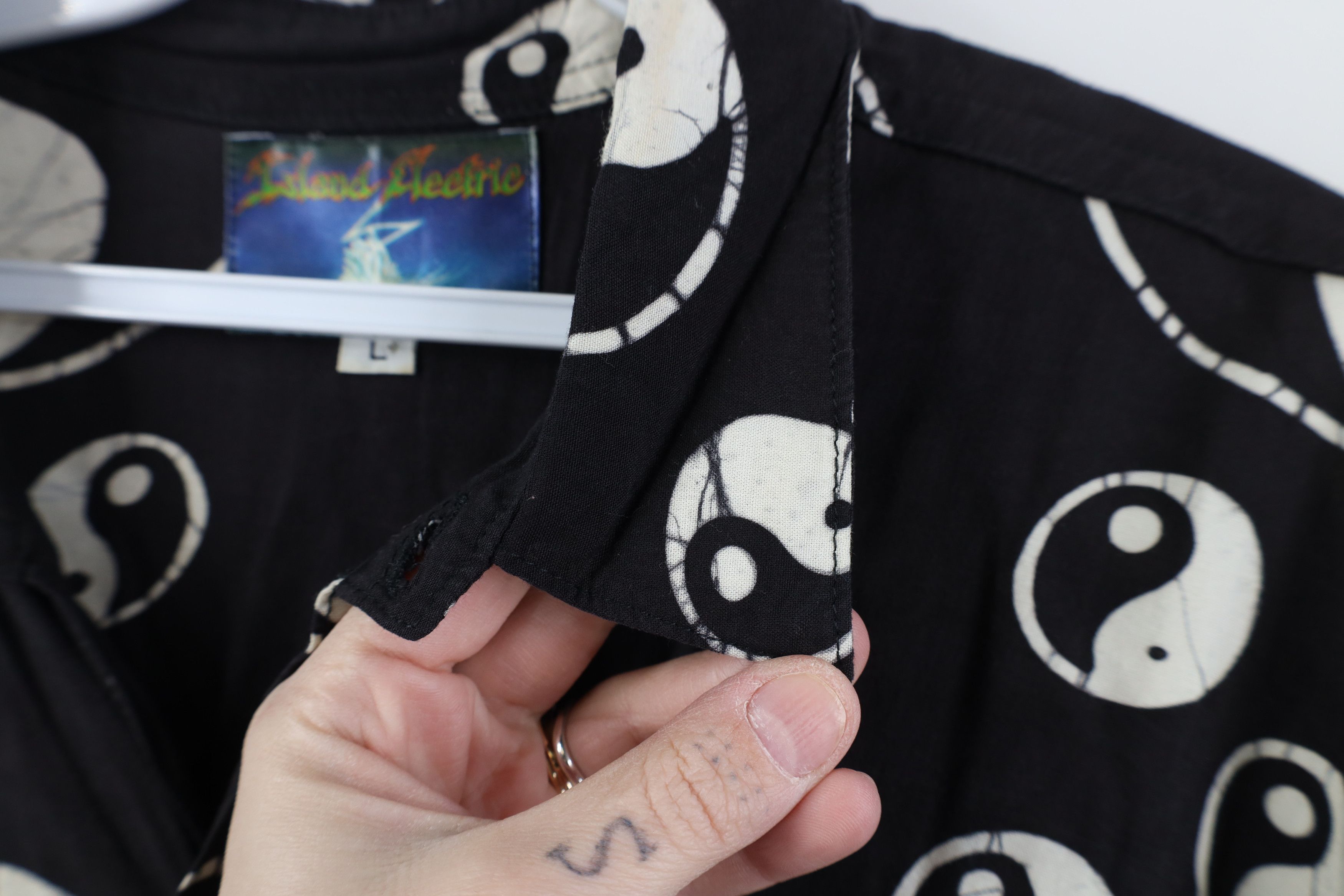 Vintage Vintage 90s Streetwear Rayon Gabardine Yin Yang Button Shirt Size US L / EU 52-54 / 3 - 8 Thumbnail