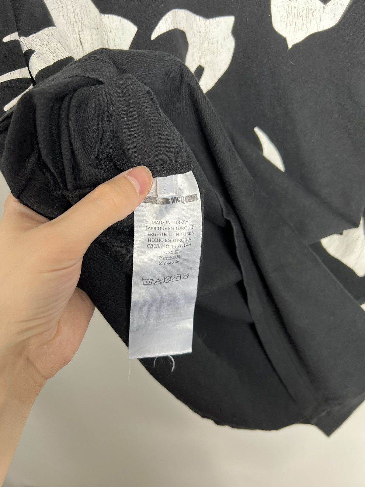 Alexander McQueen Tshirt Alexander McQueen multi logo white black Size US L / EU 52-54 / 3 - 5 Thumbnail