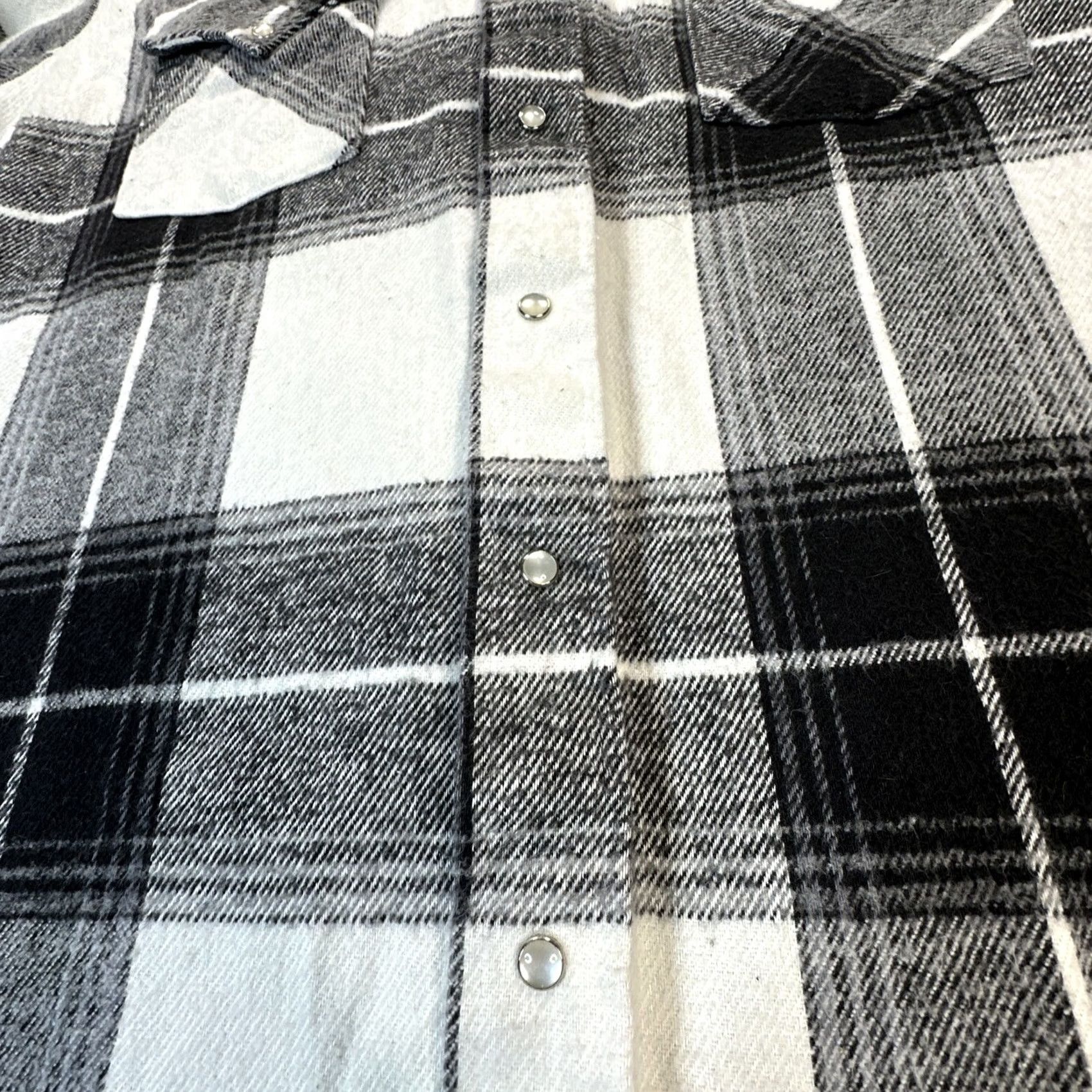 Vintage VINTAGE Ranch & Town Shirt Mens L Black & White Plaid Flannel Pearl Snap USA Western 80s 90s Size US L / EU 52-54 / 3 - 6 Thumbnail