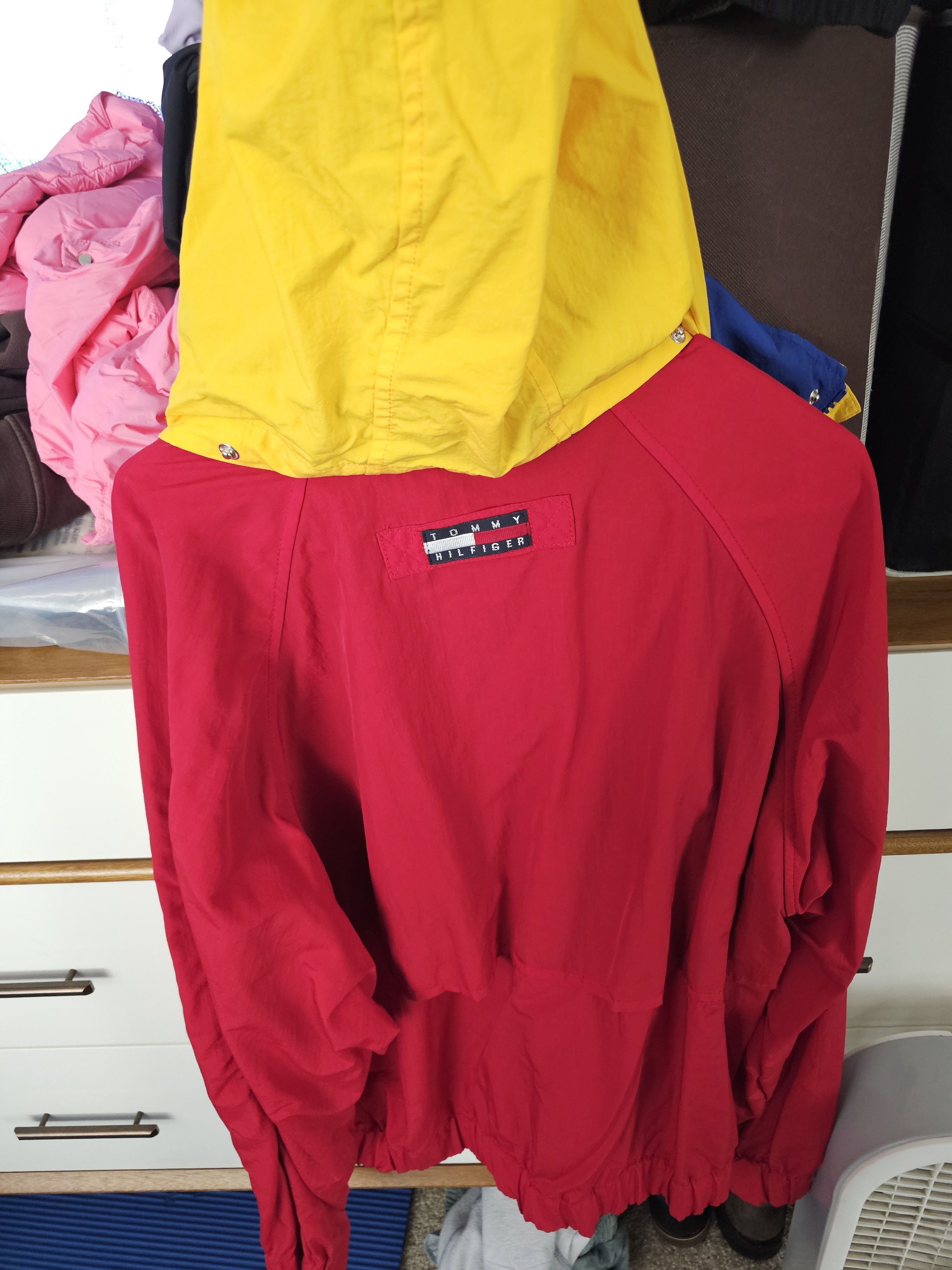 Tommy Hilfiger Vintage Tommy Hilfiger Windbreaker w/ foldable hood Size US M / EU 48-50 / 2 - 2 Thumbnail