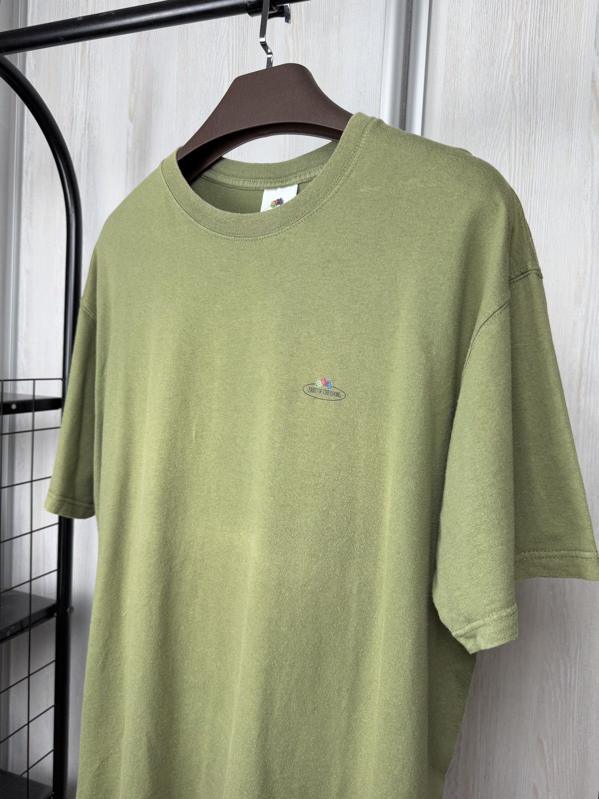 Fruit Of The Loom Fruit of the Loom vintage 90s basic blank small logo tee Size US L / EU 52-54 / 3 - 5 Thumbnail