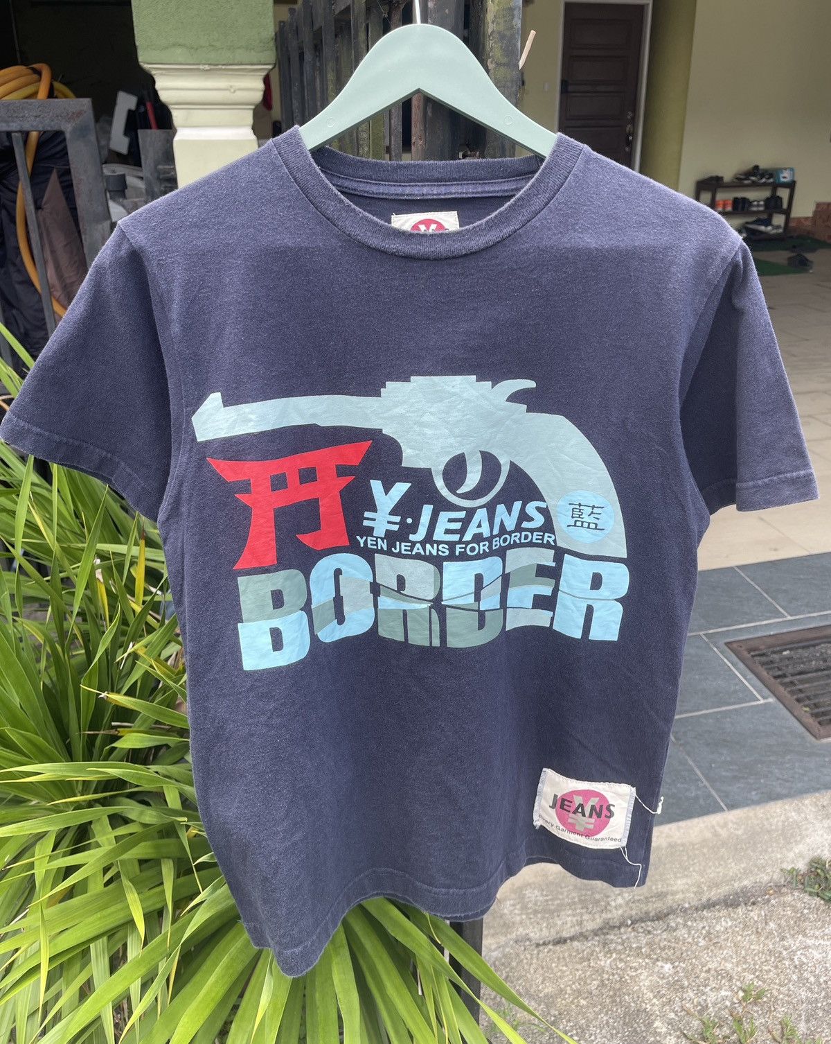 Evisu Vintage 90s ¥en Jeans For Border a Gun Graphic Tshirt Size US S / EU 44-46 / 1 - 1 Thumbnail
