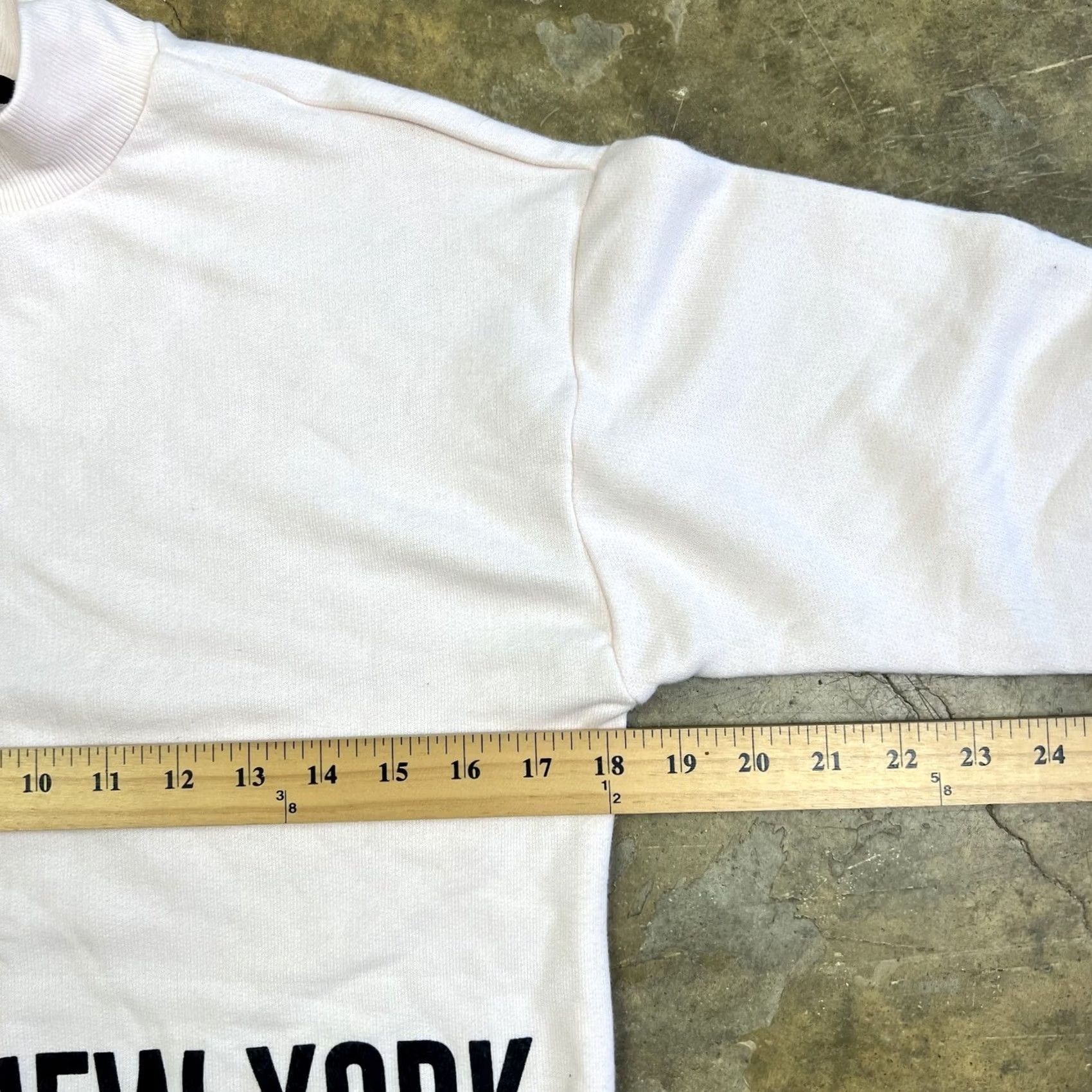 Forever 21 FOREVER 21 Pullover Mockneck Sweatshirt Small New York Never Sleeps Graphic Shirt Women Pink - 2020s N/A Size S / US 4 / IT 40 - 7 Thumbnail