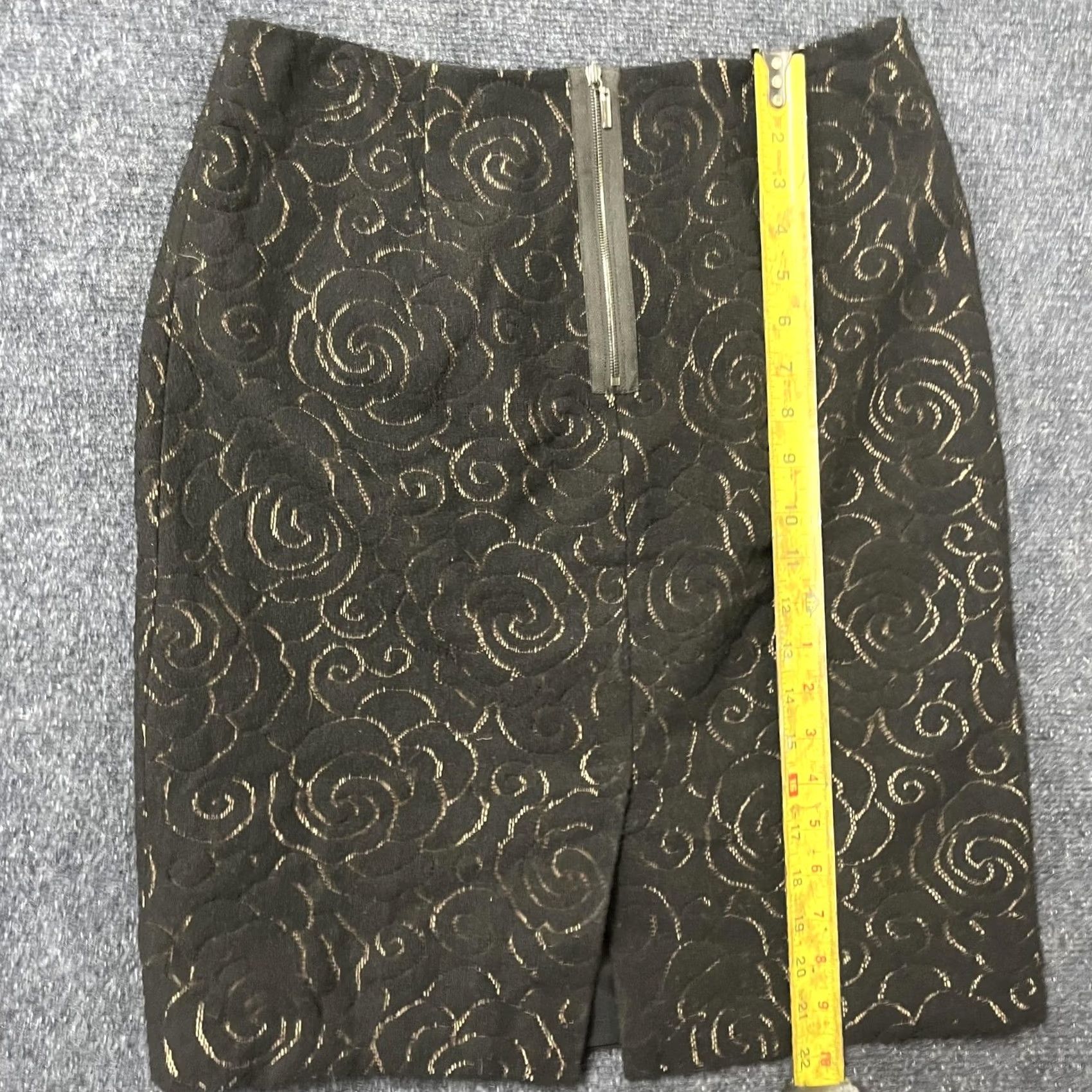 Vintage Worth Skirt Womens 6 Black Gold Jacquard Floral Pencil Knee Length Dressy Size 28" / US 6 / IT 42 - 4 Thumbnail