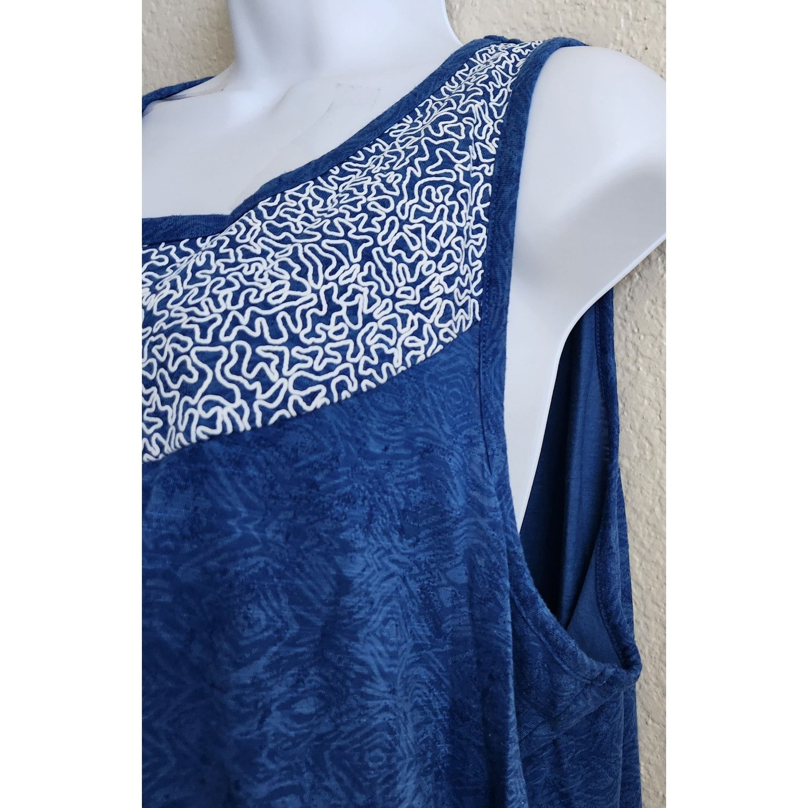 Other Blue White Round Neck Sleeveless Top 2X Plus Lightweight Size XXL / US 16-18 / IT 52-54 - 2 Thumbnail
