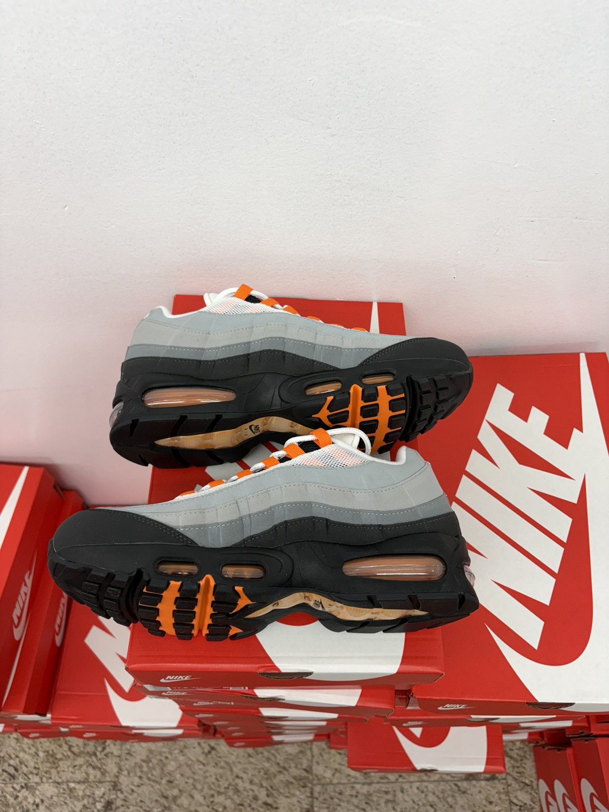 Nike Nike Air Max 95 Mandarin Size US 10 / EU 43 - 4 Thumbnail