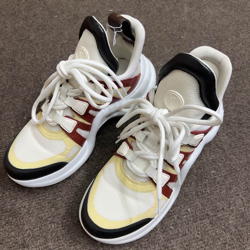 Louis Vuitton Louis Vuitton Stylish Low-Top Sneakers in White 0079 Size US 5 / EU 37 - 1 Thumbnail