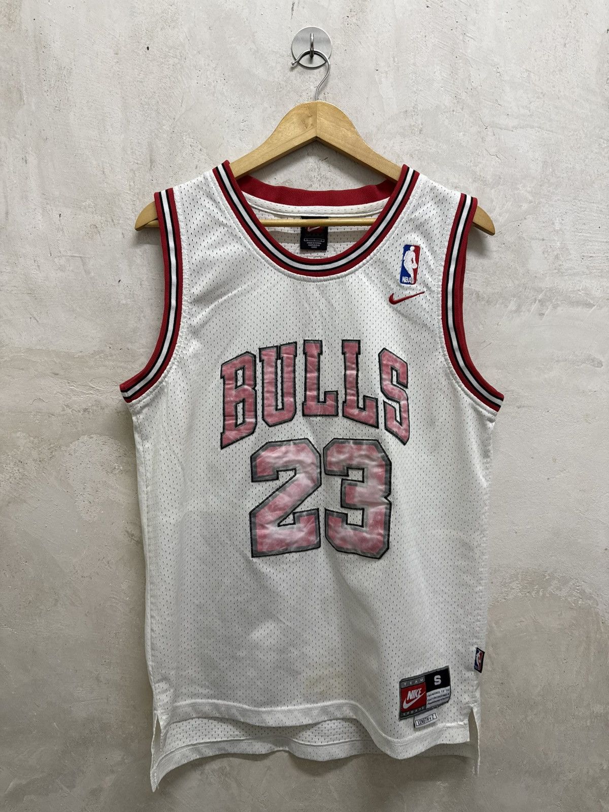 NBA 2000s Faded Michael Jordan Chicago Bulls NBA Jersey Size US S / EU 44-46 / 1 - 1 Thumbnail