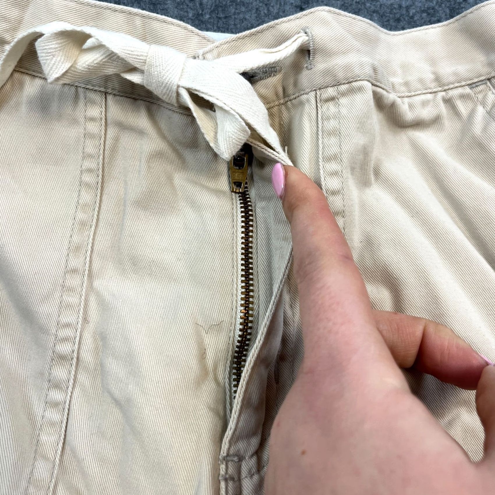Guess GUESS Chinos Shorts 26 UK 6 Beige Paper Bag Cotton Vintage Womens 5-Pocket Chino Casual Summer Spring Autumn Womens Fashion Shorts Boys Girls Mens Size 28" / US 6 / IT 42 - 7 Thumbnail