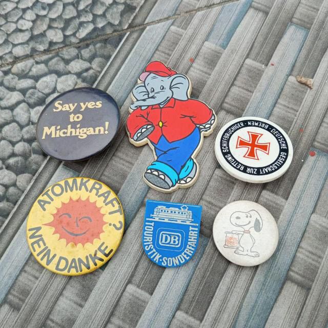 Vintage Vintage Europe Enamel Pin and plastic Copyrigt 1970s 1980s Size ONE SIZE - 4 Thumbnail