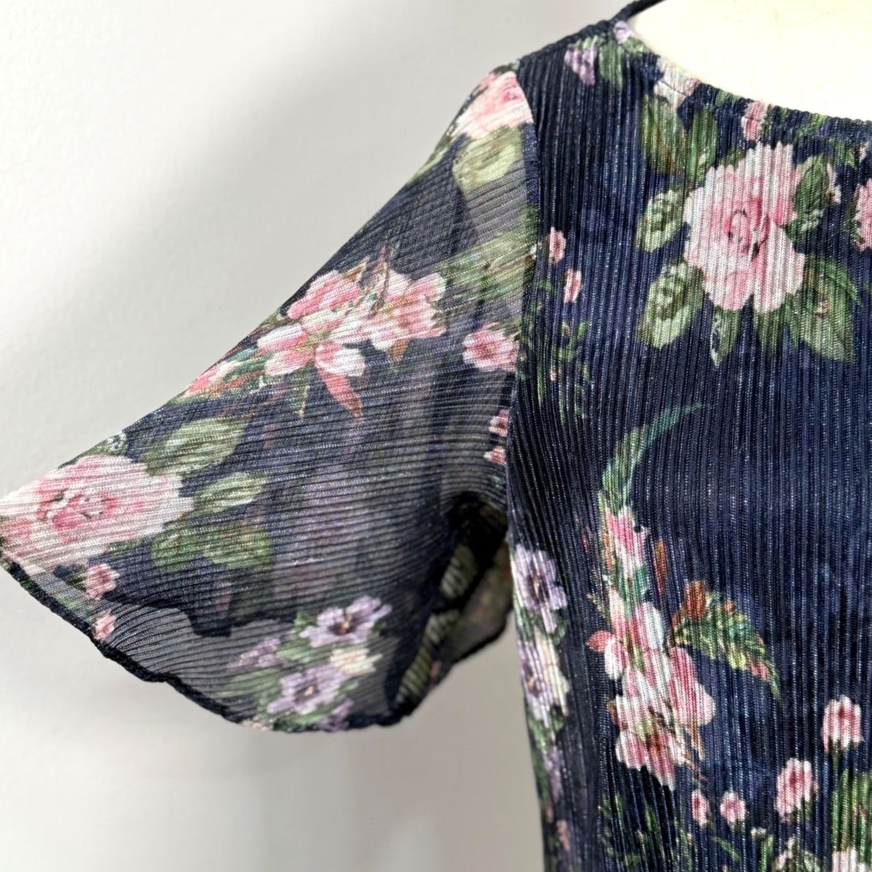 Adrianna Papell Adrianna Papell Blouse S Flutter Sleeve Crew Neck Pleated Floral Shimmer Navy Multicolor Top Size S / US 4 / IT 40 - 5 Thumbnail