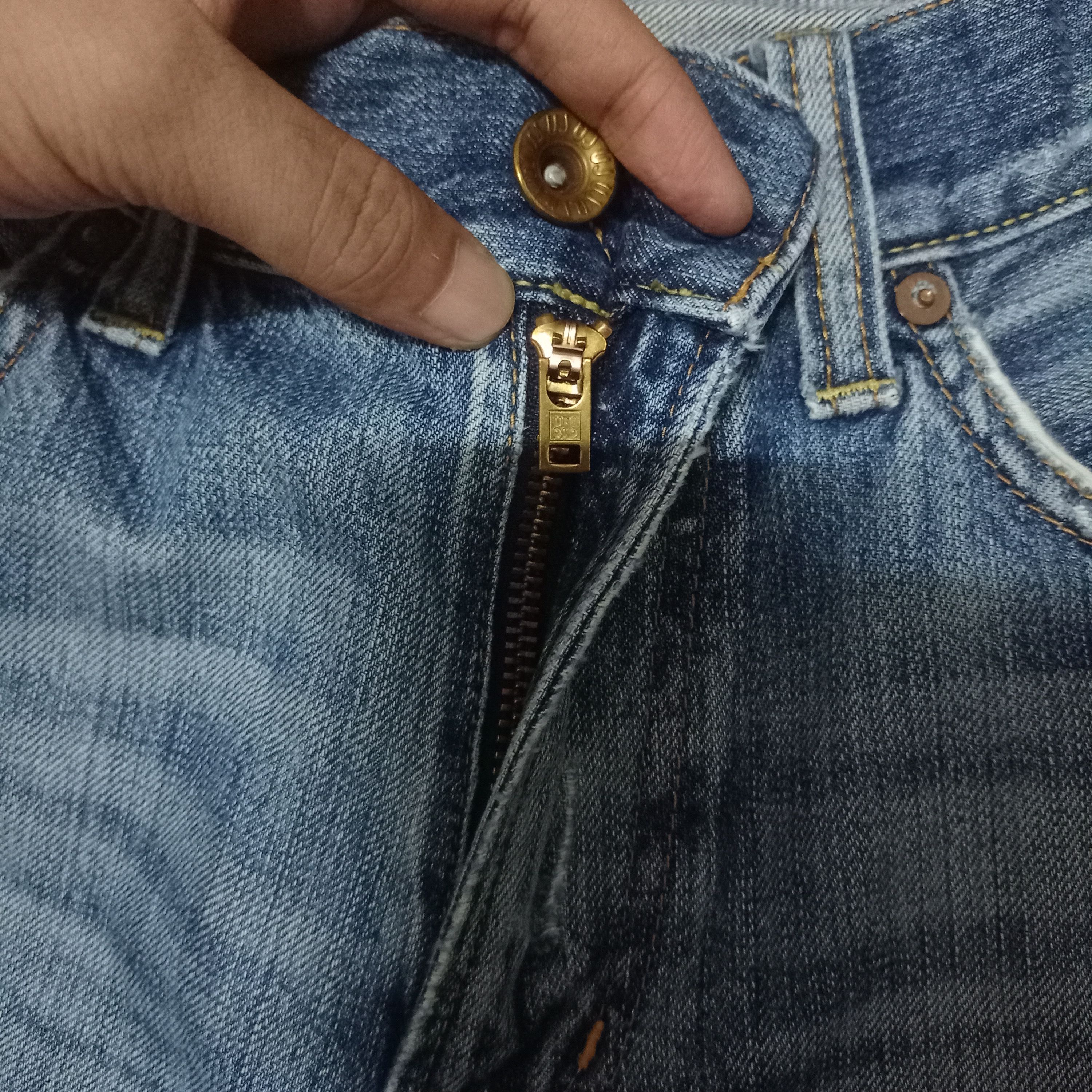 Japanese Brand × Uniqlo Vintage Uniqlo Blue Wash V Stitch Distressed Loose Jeans Size US 30 / EU 46 - 4 Thumbnail