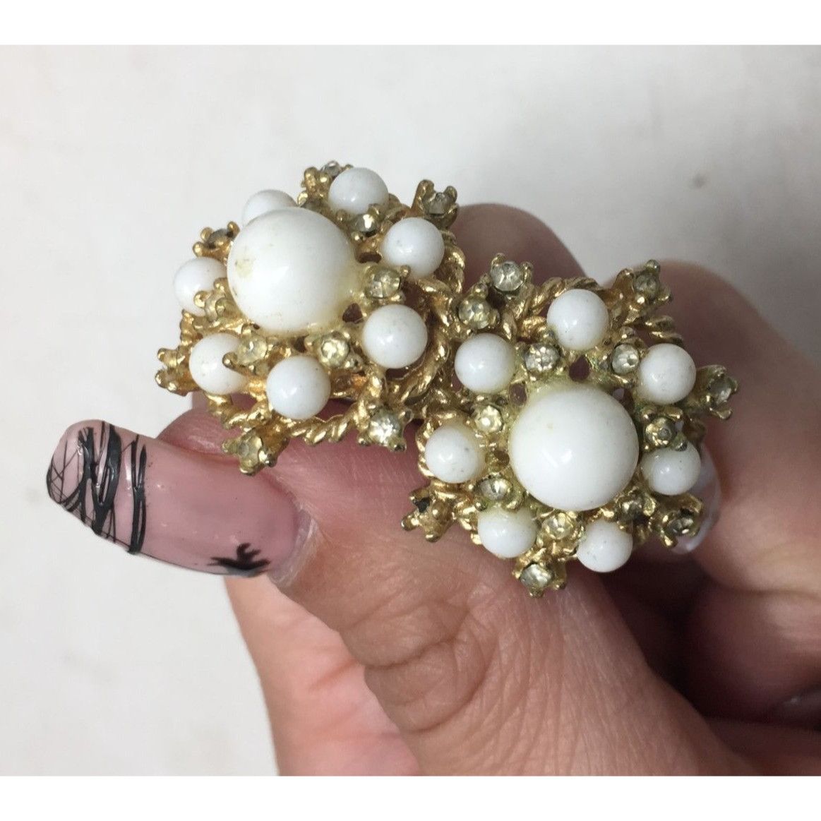 Other Vintage Women's Gold tone Screw Back Earrings with White Fau Size ONE SIZE - 4 Thumbnail