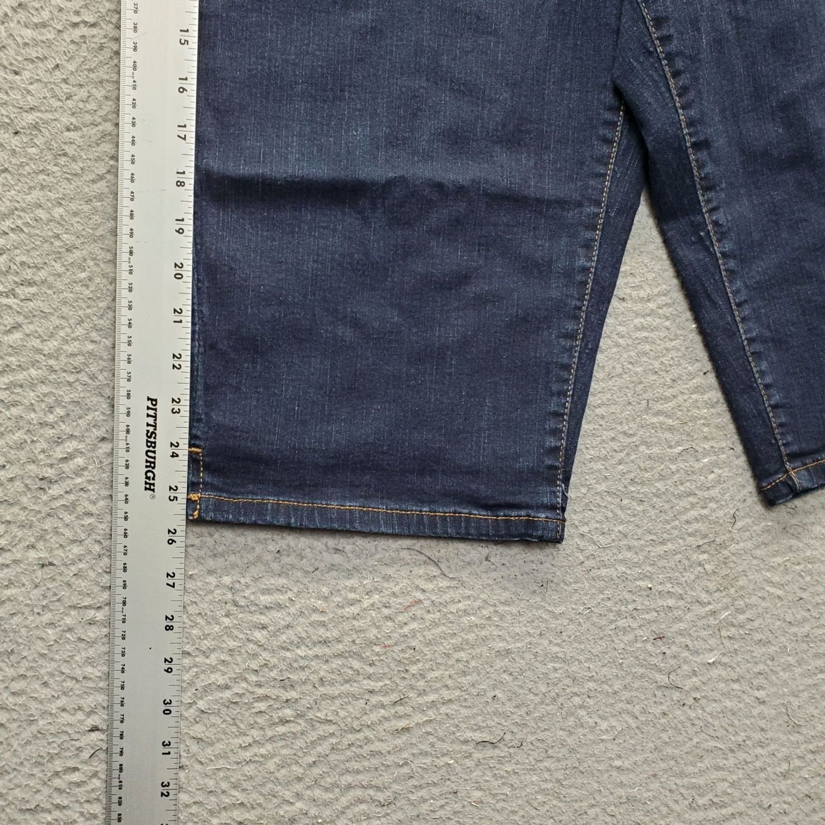 Levi's Levi's Cowboy Bermuda Shorts Womens 18 Blue Denim Slim Fit Ankle Slit Red Tab Slimming Pockets Casual Bermuda Shorts Womens Size 18 Blue Denim Size 40" / US 18 - 3 Thumbnail
