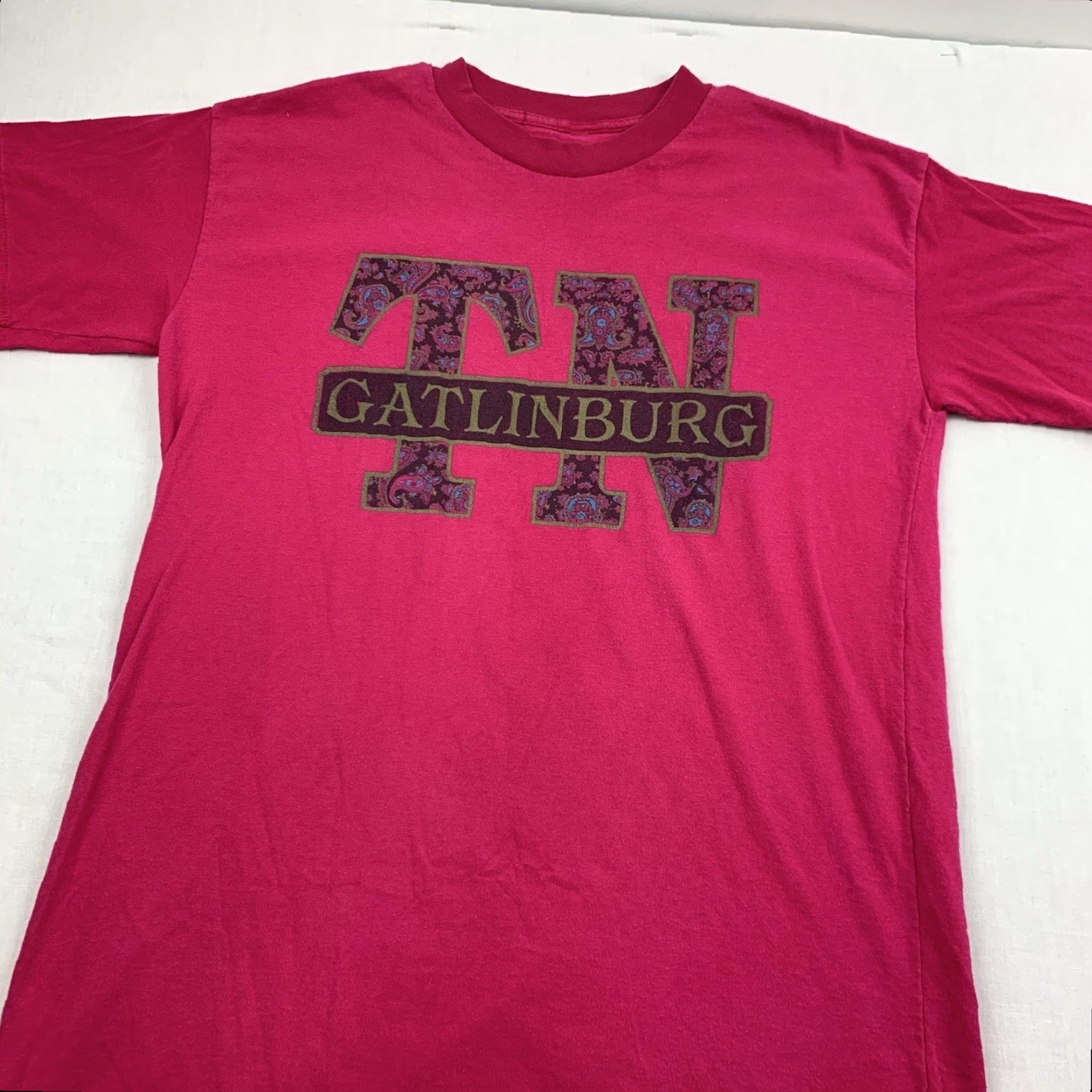 Vintage VINTAGE Gatlinburg Tennessee Shirt Adult Large Pink Paisley Logo 90s Mens T-Shirt Pink Logo 90s Size US L / EU 52-54 / 3 - 2 Thumbnail