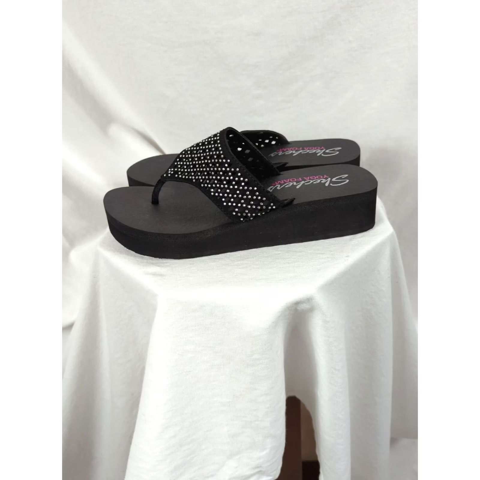 SKECHERS Skechers Wedge Thong Sandal Womens 8 Black Rhinestone Yoga Foam Vinyasa Casual Slip On Comfort Size US 8 / IT 38 - 3 Thumbnail