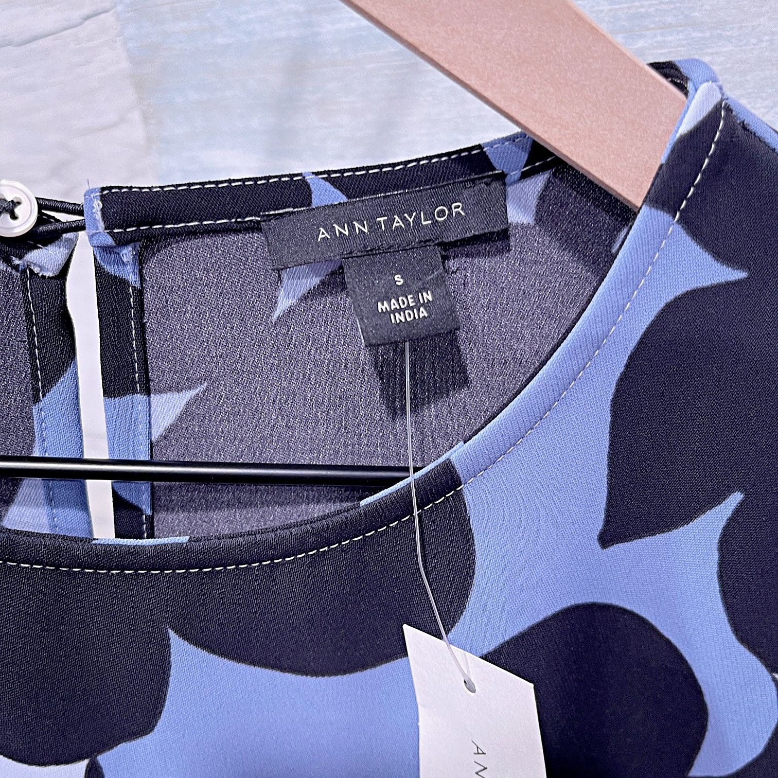 Ann Taylor ANN TAYLOR Bold Floral Print Blouse Blue Black Womens Small Size S / US 4 / IT 40 - 7 Thumbnail
