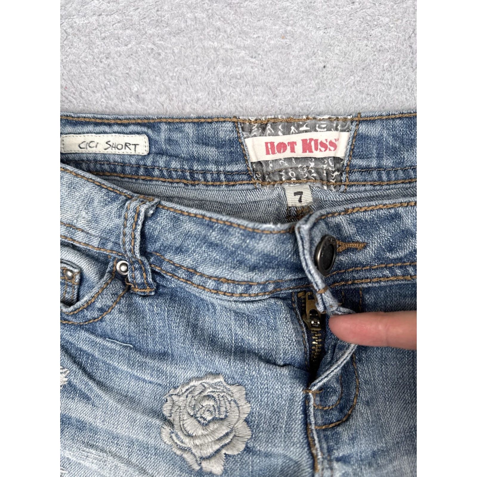 Vintage Hot Kiss Denim Shorts Juniors 7 Blue Cutoff Frayed Hem Embroidered Floral CiCi Size 28" / US 6 / IT 42 - 6 Thumbnail