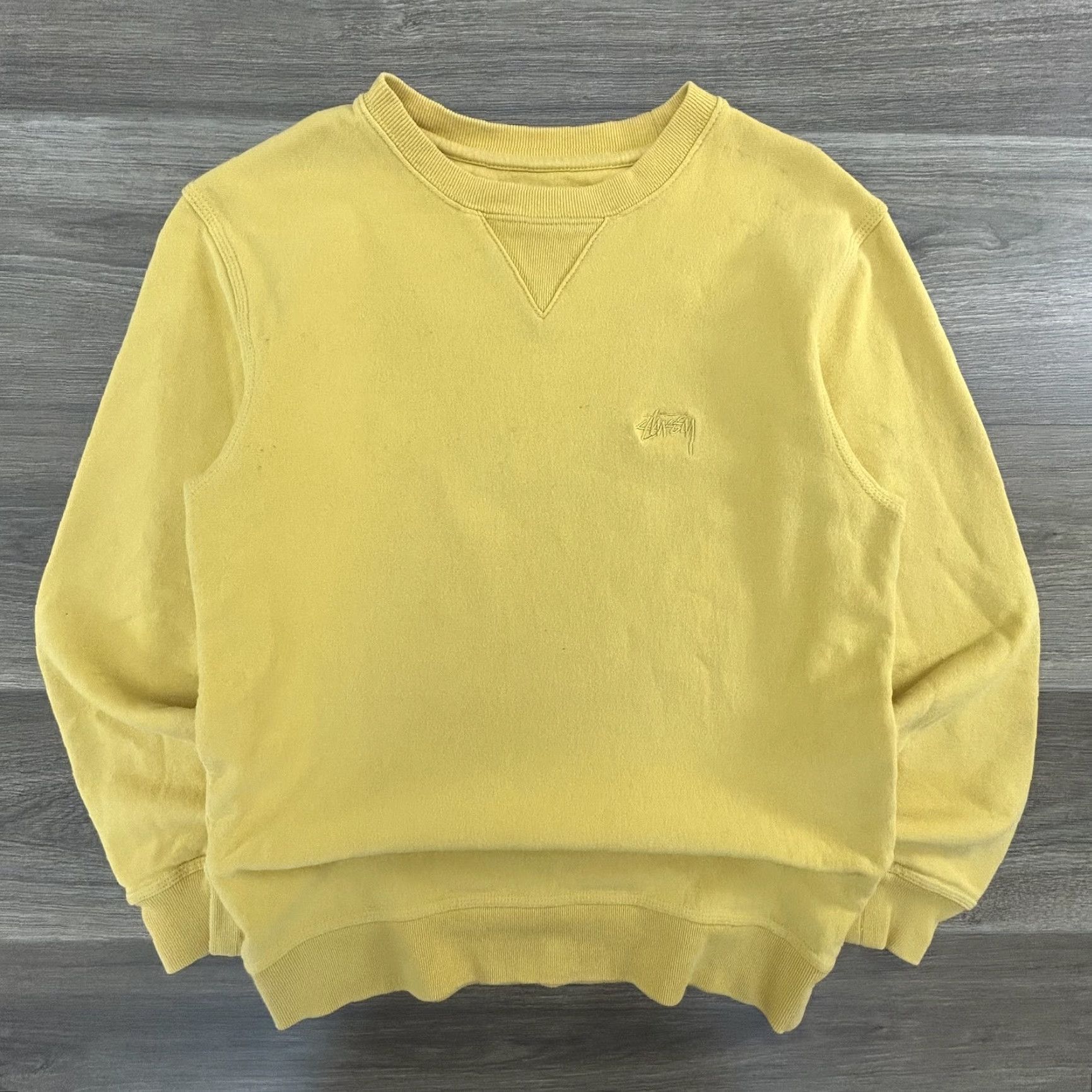 Vintage Stussy Sweatshirt Mens Small Yellow Crewneck Pullover Embroidered Logo Streetwear Cotton Blend Knit Shirt Size US S / EU 44-46 / 1 - 2 Thumbnail