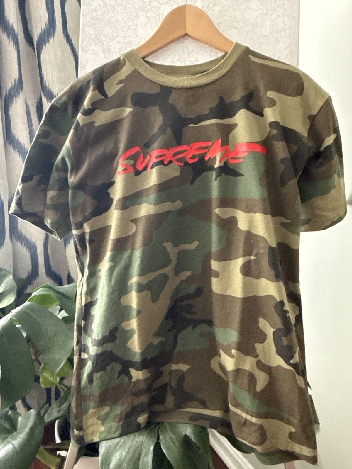 Supreme Futura Logo Tee FW20 in Woodland Camo size M