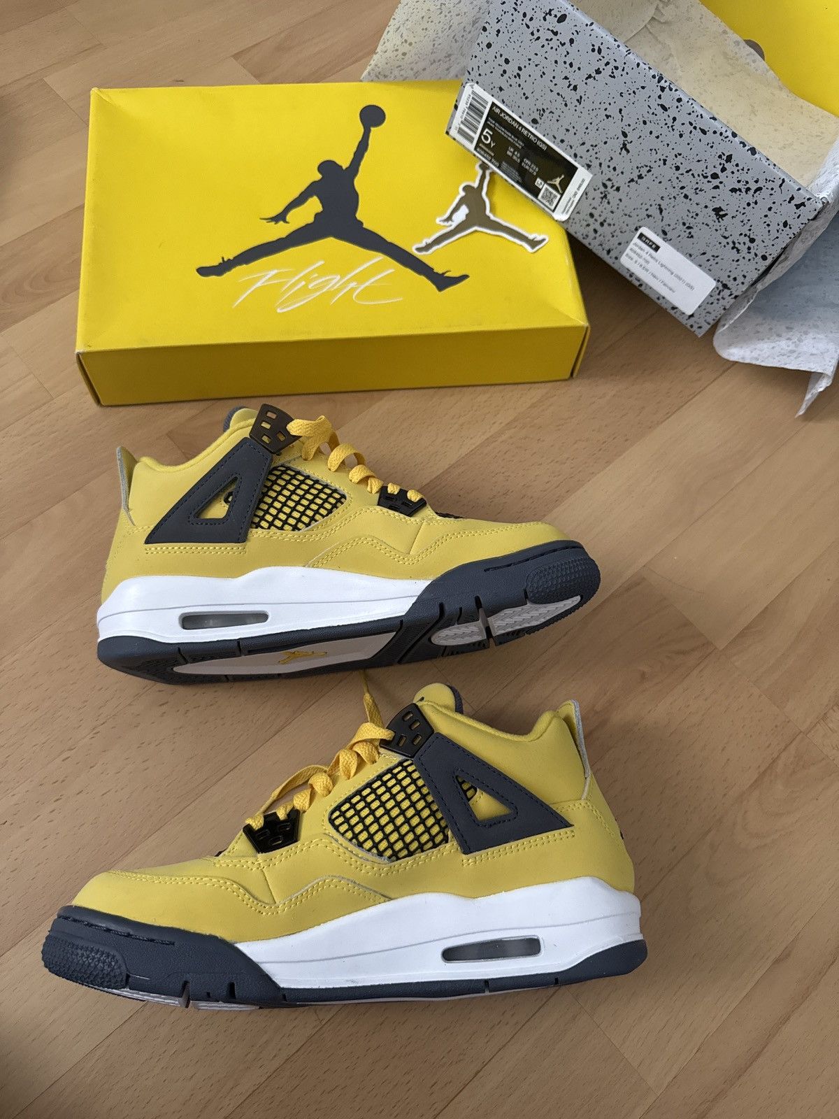 Jordan Brand Air Jordan 4 Retro 'Lightning' 2021 sz 5y Size US 5 / EU 37 - 2 Thumbnail