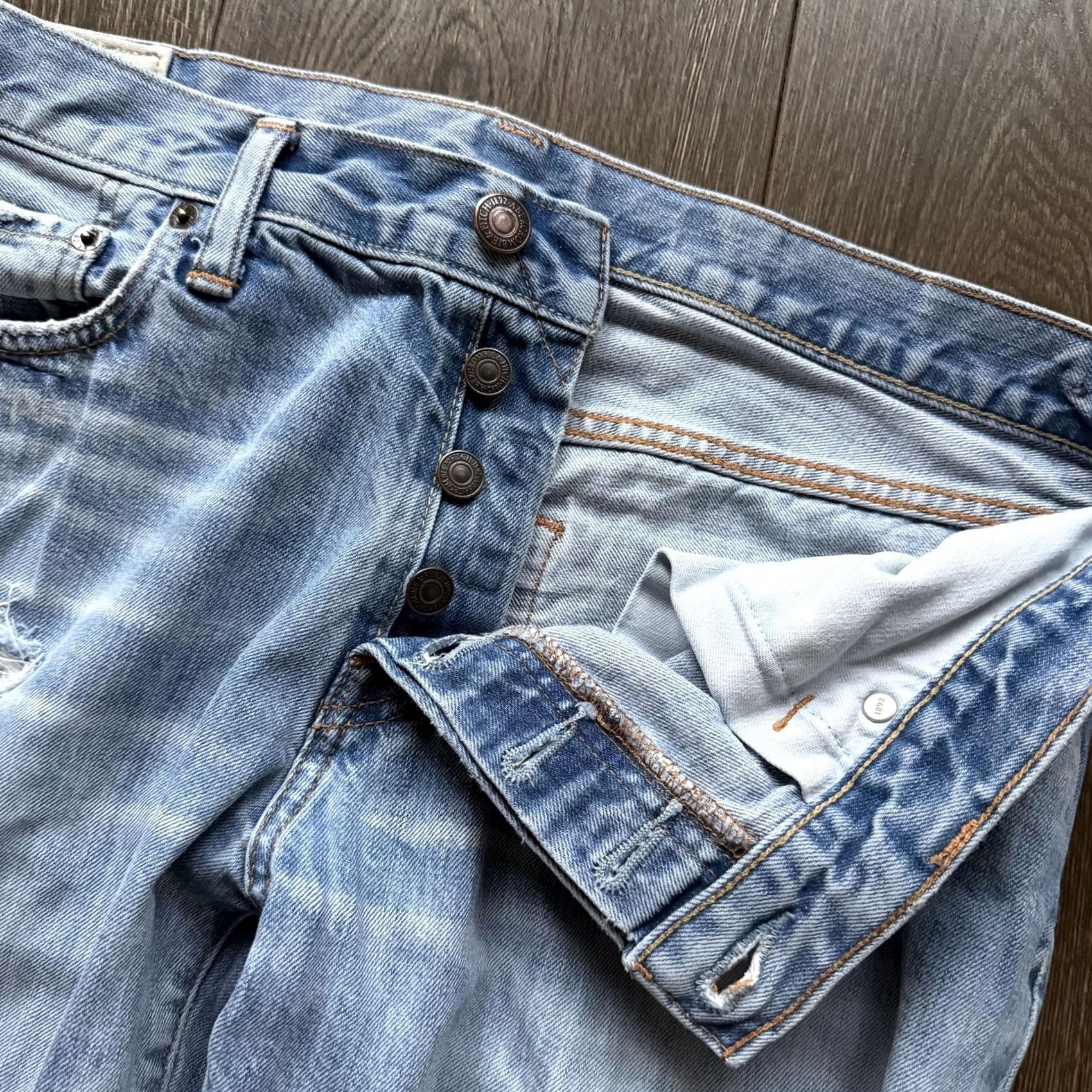 Abercrombie & Fitch VINTAGE Abercrombie & Fitch Jeans 34x34 Blue Light Wash Straight Distressed Men Regular Fit Denim Pockets Logo 90s 想 Size US 34 / EU 50 - 6 Thumbnail