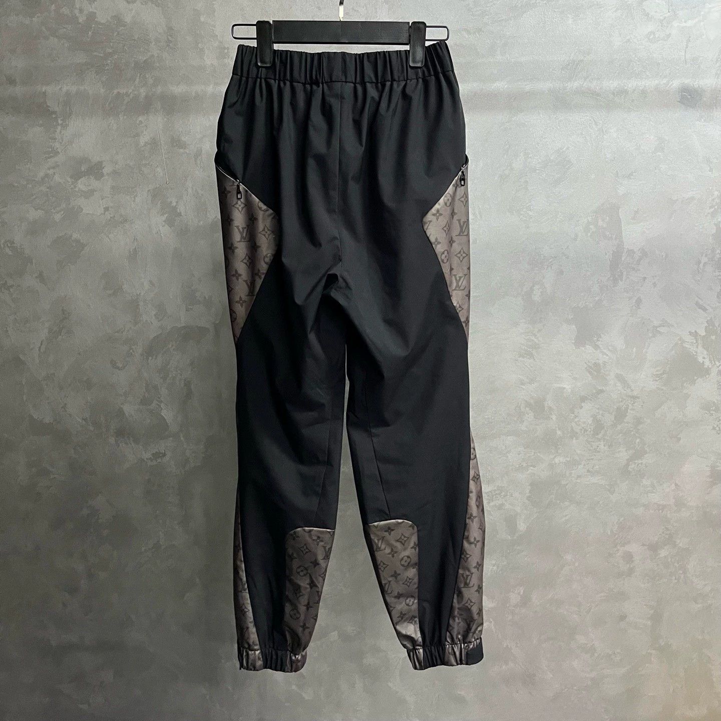 Louis Vuitton louis vuitton black logo print athletic pants Size US 38 / EU 54 - 2 Thumbnail