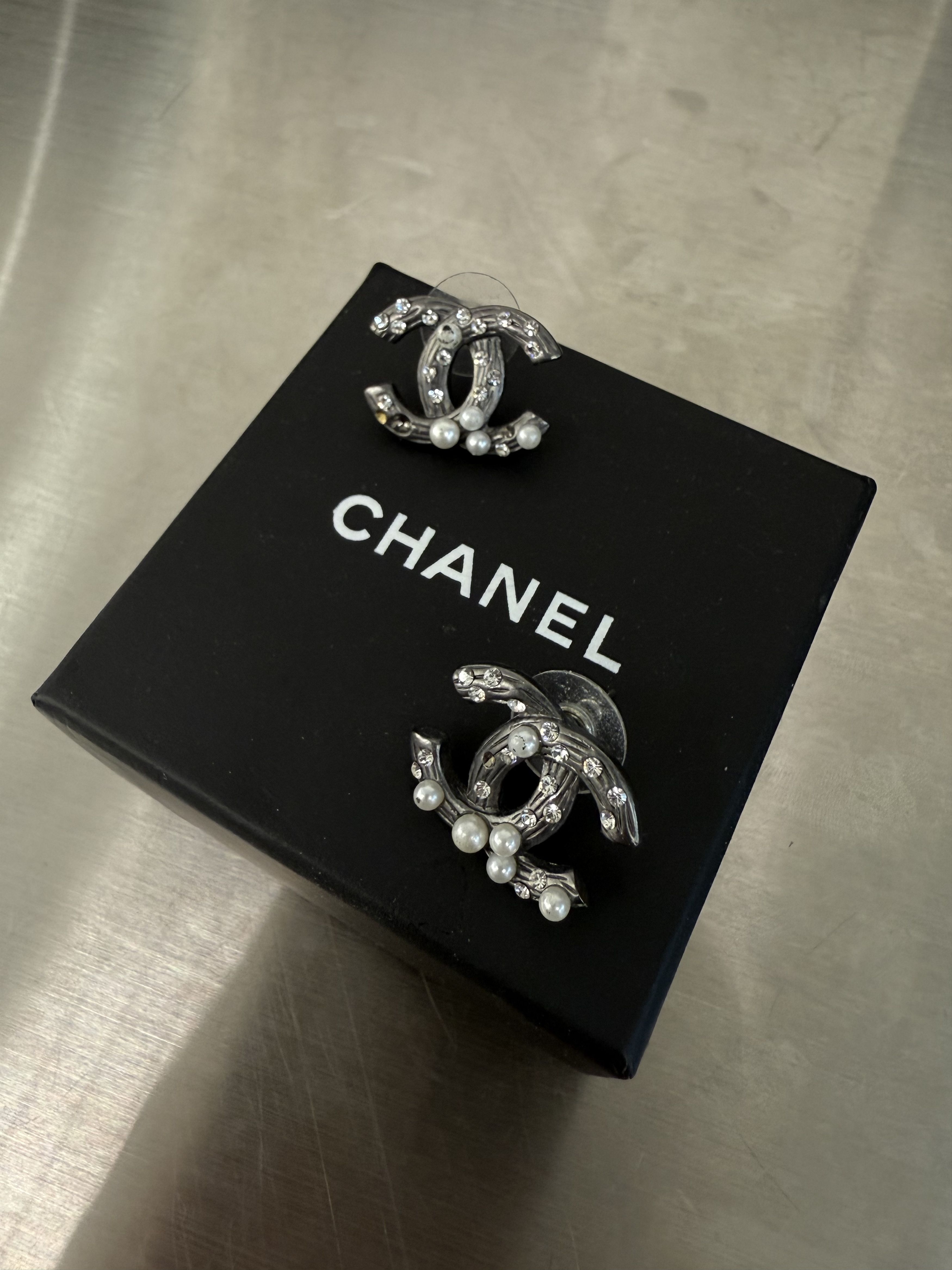 Chanel 13A CC earrings