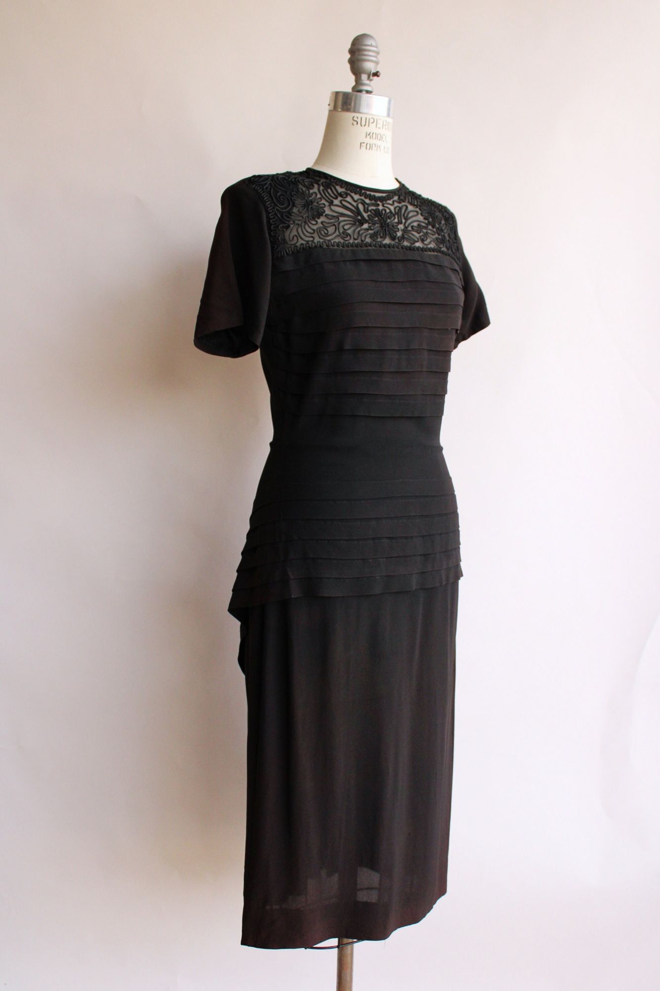 Vintage Vintage 1940s Dress, Black Rayon Dress With Soutache Trim, P Size M / US 6-8 / IT 42-44 - 3 Thumbnail