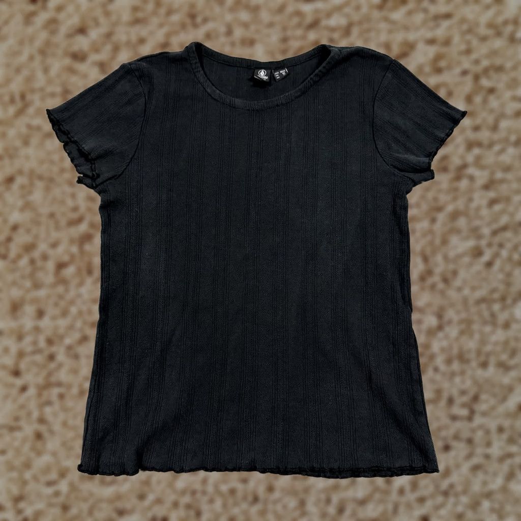 Volcom Volcom T-Shirt Short Sleeve Black Women's Size M 8 Ribbed Edges 100% Cotton Casual Shirt Modern 90s Style Women Size M / US 6-8 / IT 42-44 - 1 Thumbnail