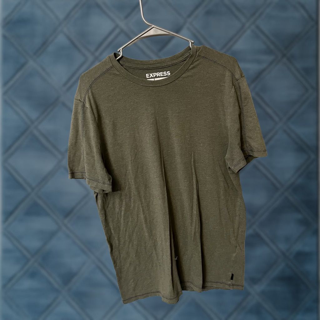 Express EXPRESS T-Shirt Crew Neck Moisture Wicking Stretch Solid Medium Green Size US M / EU 48-50 / 2 - 1 Thumbnail