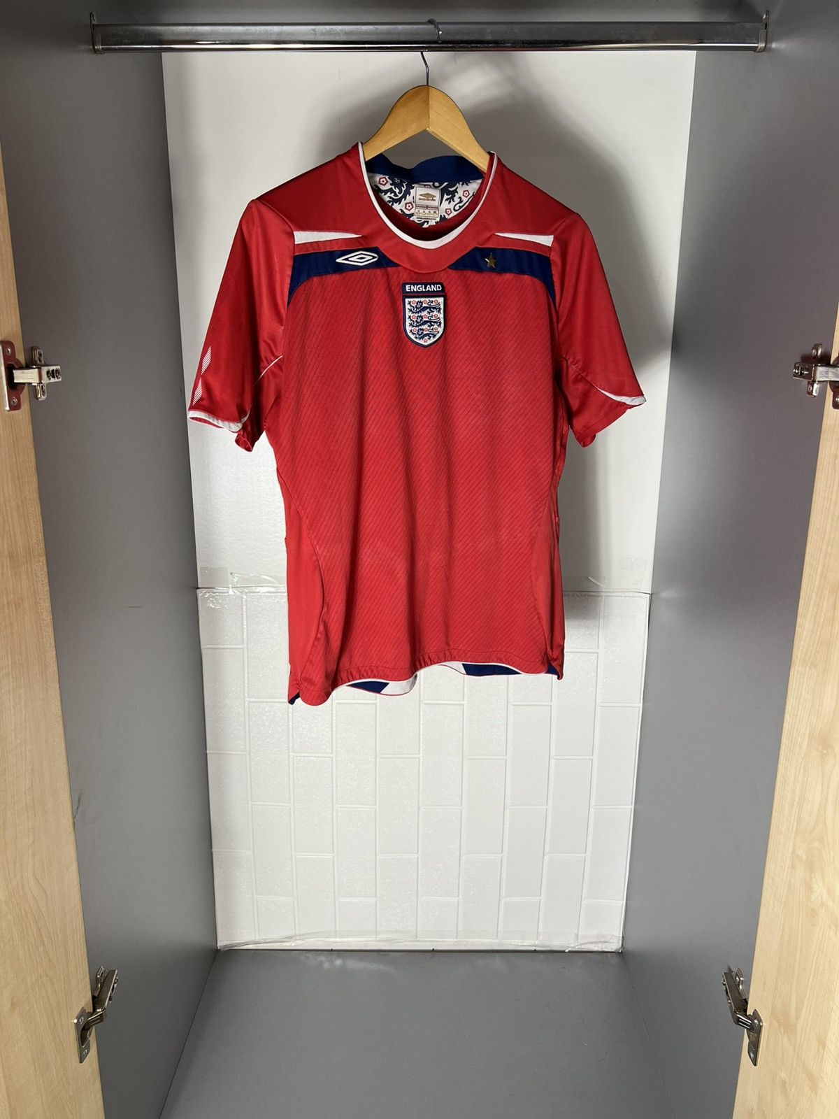 Umbro VINTAGE UMBRO ENGLAND RETRO SOCCER JERSEY MANCHESTER Y2K 90s Size US S / EU 44-46 / 1 - 2 Thumbnail
