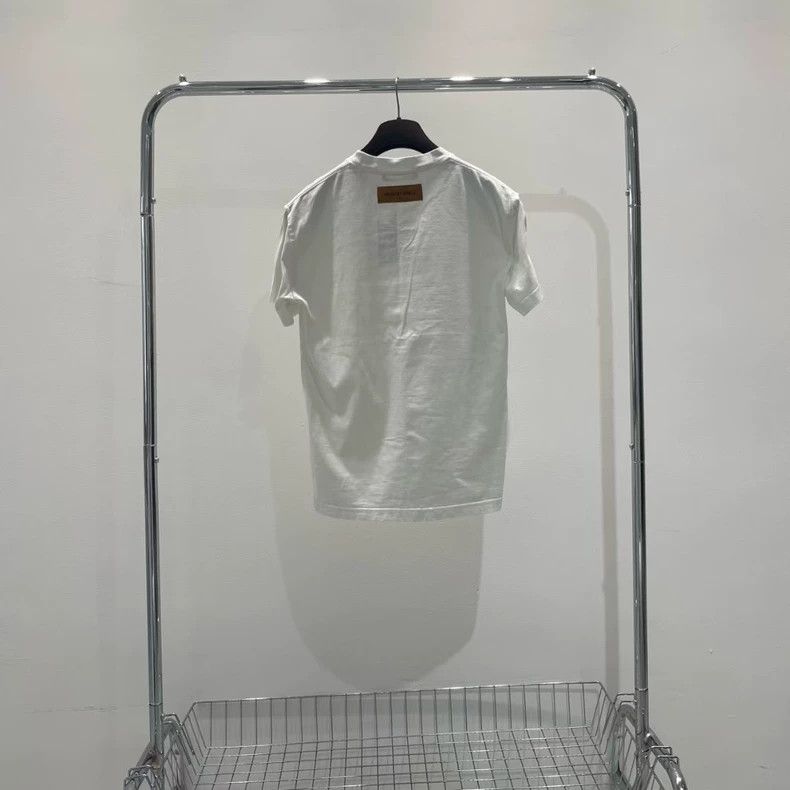Louis Vuitton Louis Vuitton White embossed logo short sleeve Size US M / EU 48-50 / 2 - 2 Thumbnail