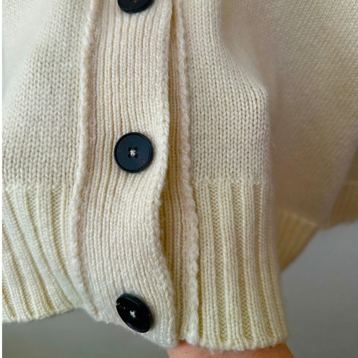 Jil Sander Jil Sander Cream V-Neck Button Long Sleeve Sweater 40 / 8 Size M / US 6-8 / IT 42-44 - 7 Thumbnail