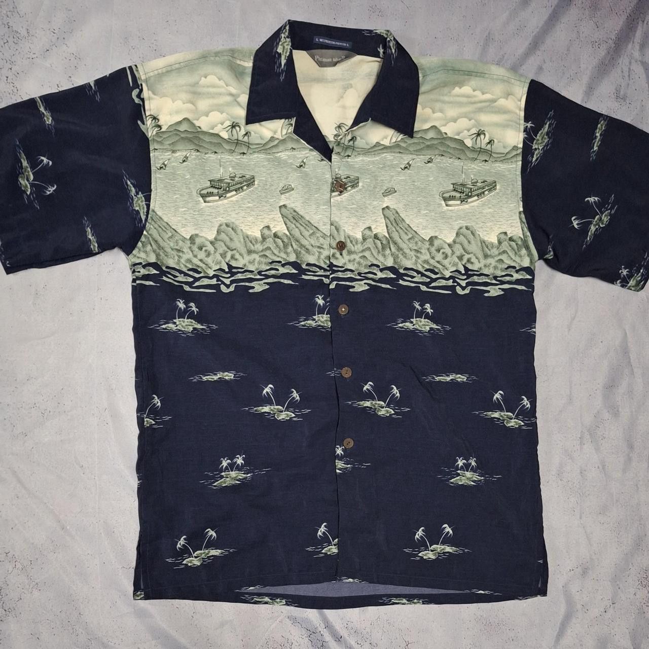 Other Hawaiian-inspired men's button-up shirt with a relaxed fit Size US L / EU 52-54 / 3 - 1 Thumbnail