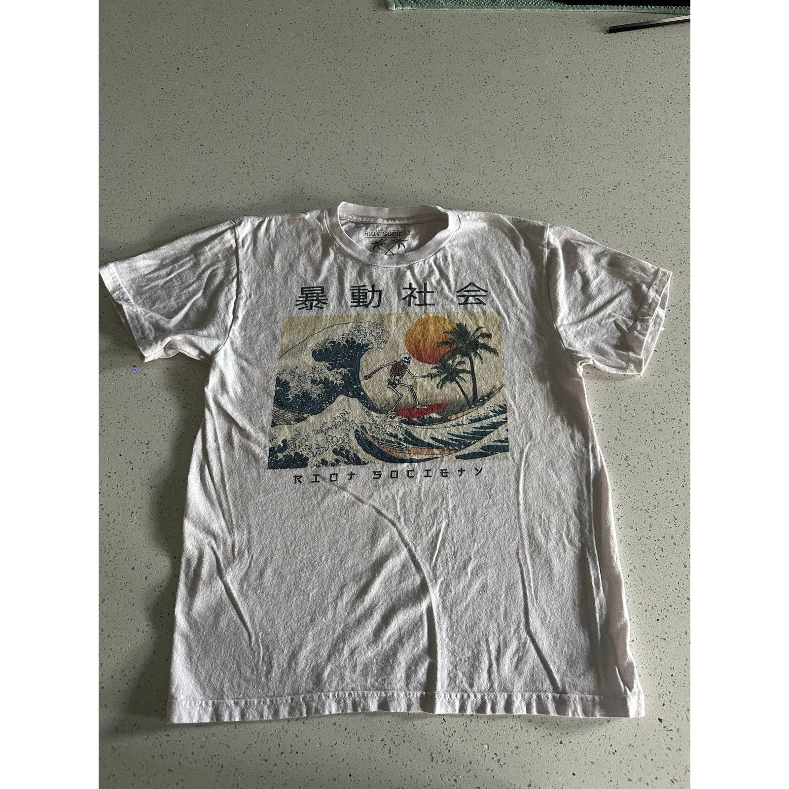 Other Riot Society Girl Surfing Skellington Palm Tree Ocean Sz M Size US M / EU 48-50 / 2 - 1 Thumbnail