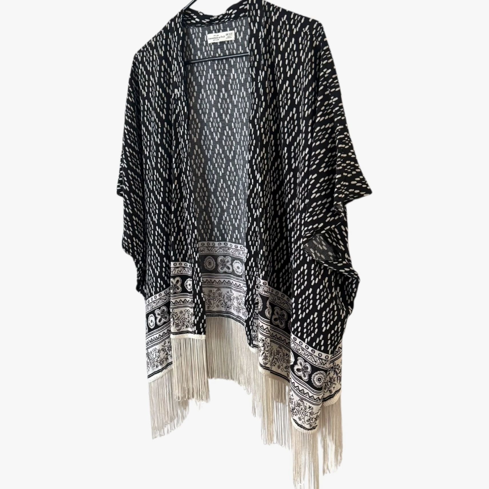 Abercrombie & Fitch VINTAGE Abercrombie & Fitch Women’s Kimono Shawl Boho Tassel Fringe Black White One Size Summer Casual Size ONE SIZE - 2 Thumbnail