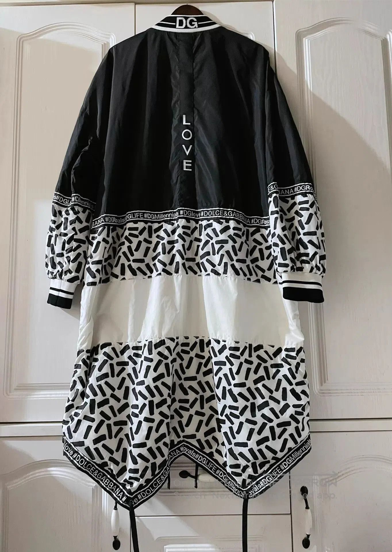 Dolce & Gabbana Multi-Colored Long Jacket with King & Queen Card Motifs. Size US M / EU 48-50 / 2 - 5 Thumbnail