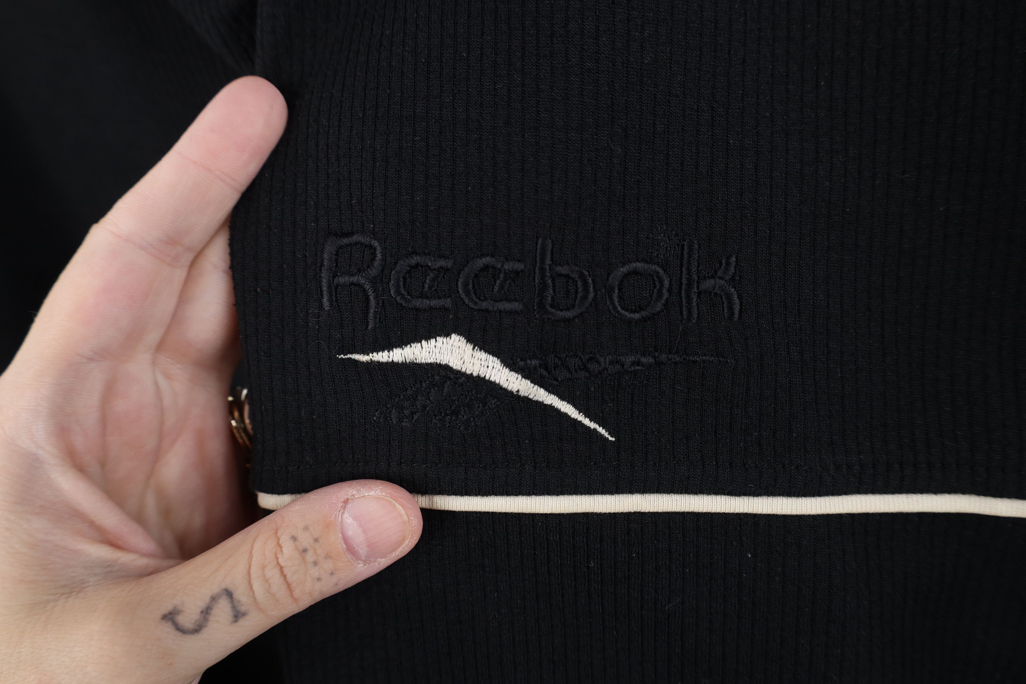 Reebok Vintage 90s Reebok Spell Ribbed Knit V-Neck T-Shirt Black Size US M / EU 48-50 / 2 - 4 Thumbnail