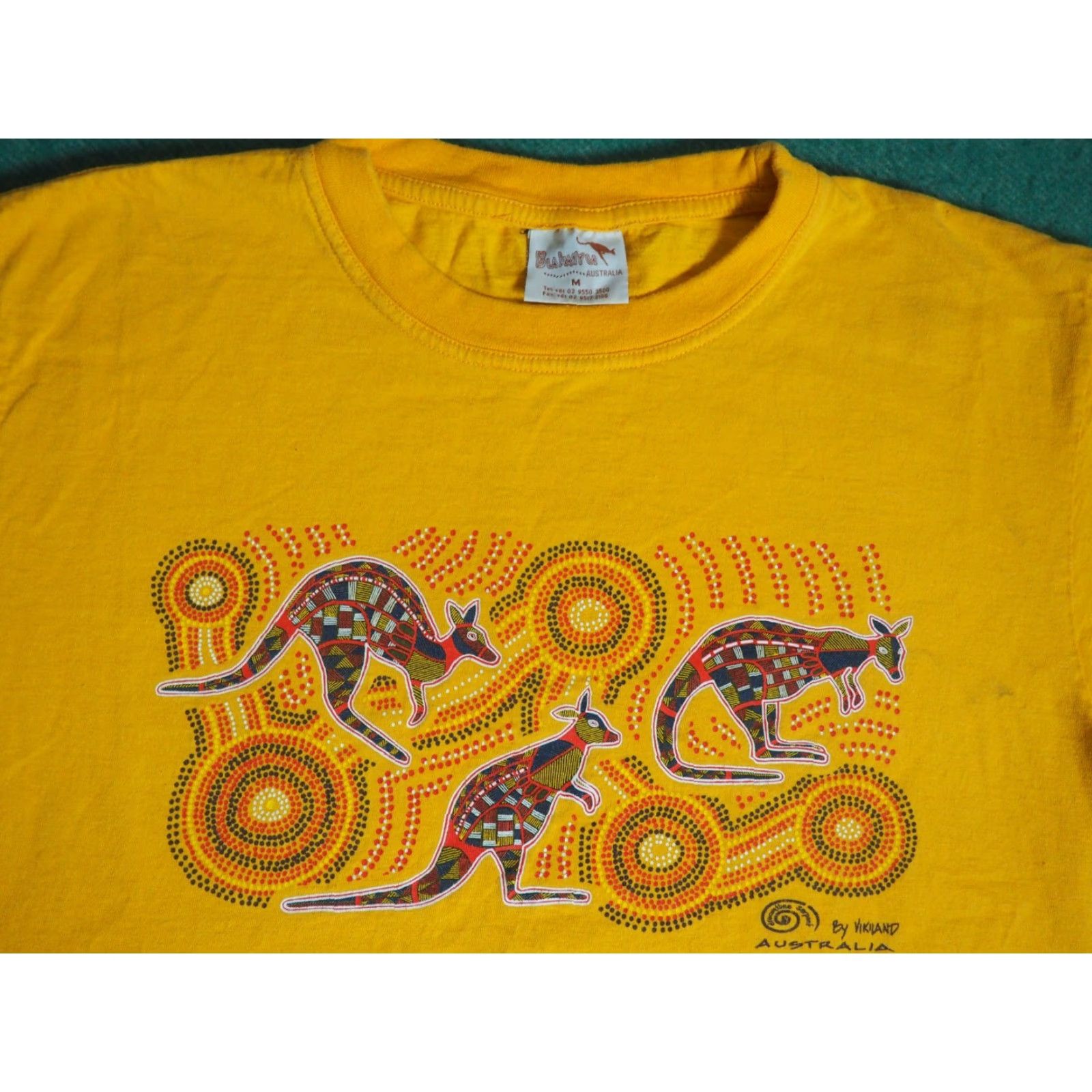 KangaROOS VINTAGE Bulurru Australian Kangaroo Art Yellow Tee T-Shirt M Mens 90s Kangaroo Graphic Print Short Sleeve Crew Neck Cotton Yellow XL? (Wait) Size US M / EU 48-50 / 2 - 3 Thumbnail