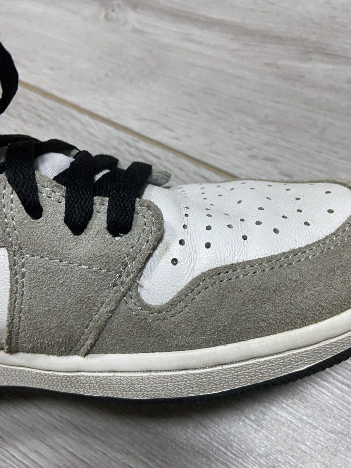 Jordan Brand Air Jordan 1 smoke grey high sneakers OG Size US 12 / EU 45 - 13 Thumbnail