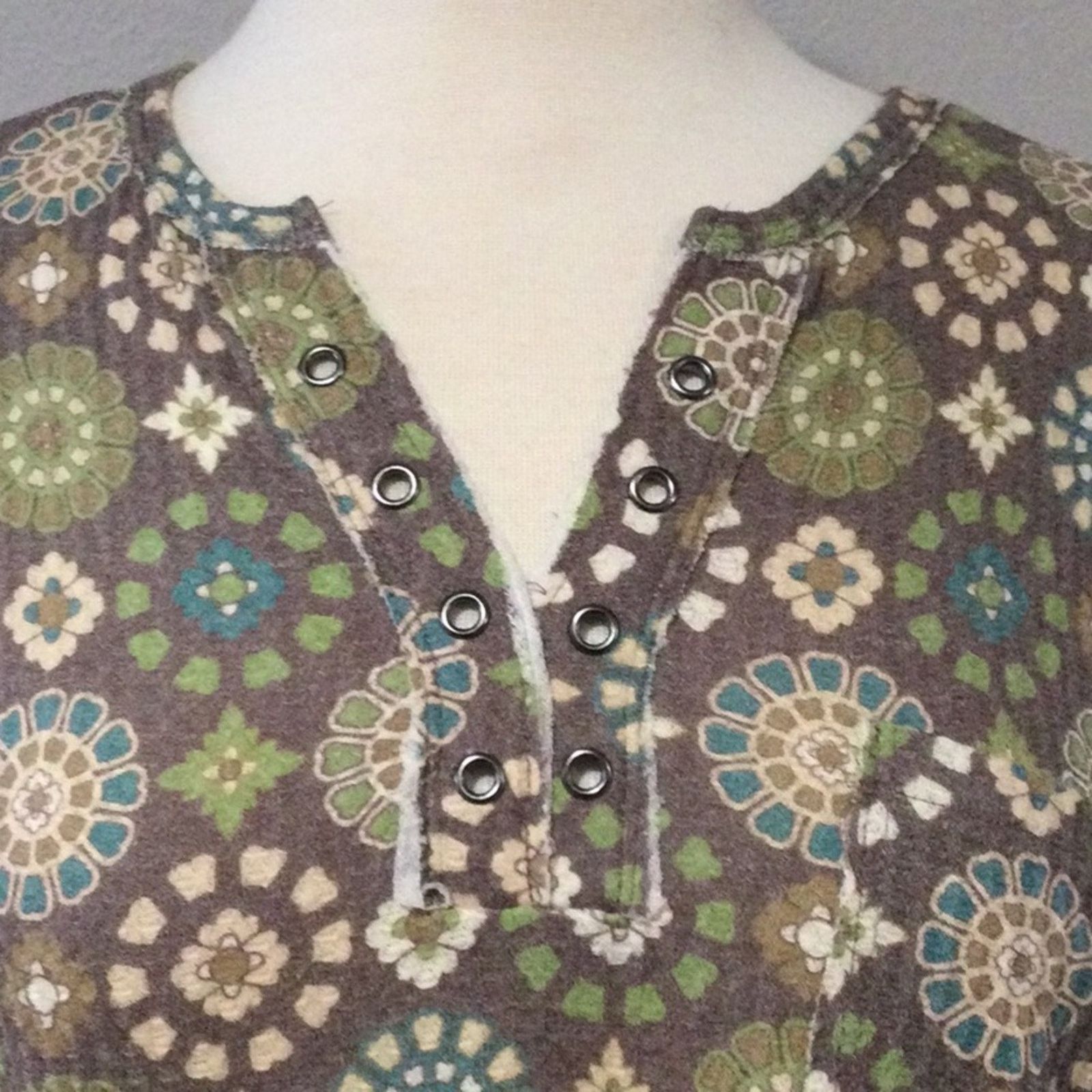 Other Cato Est 1946 Floral L/S Grommet Trim V-neck Knit Top Size M Size M / US 6-8 / IT 42-44 - 4 Thumbnail